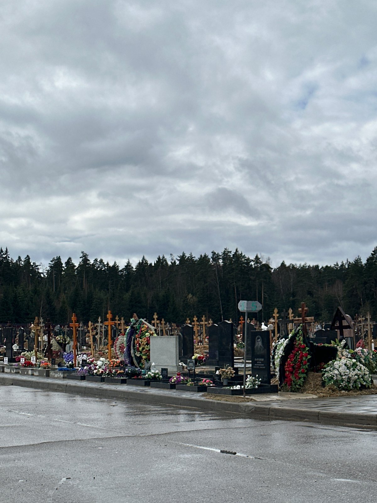 Cemetery visit marked with Easter observance in Шарапово