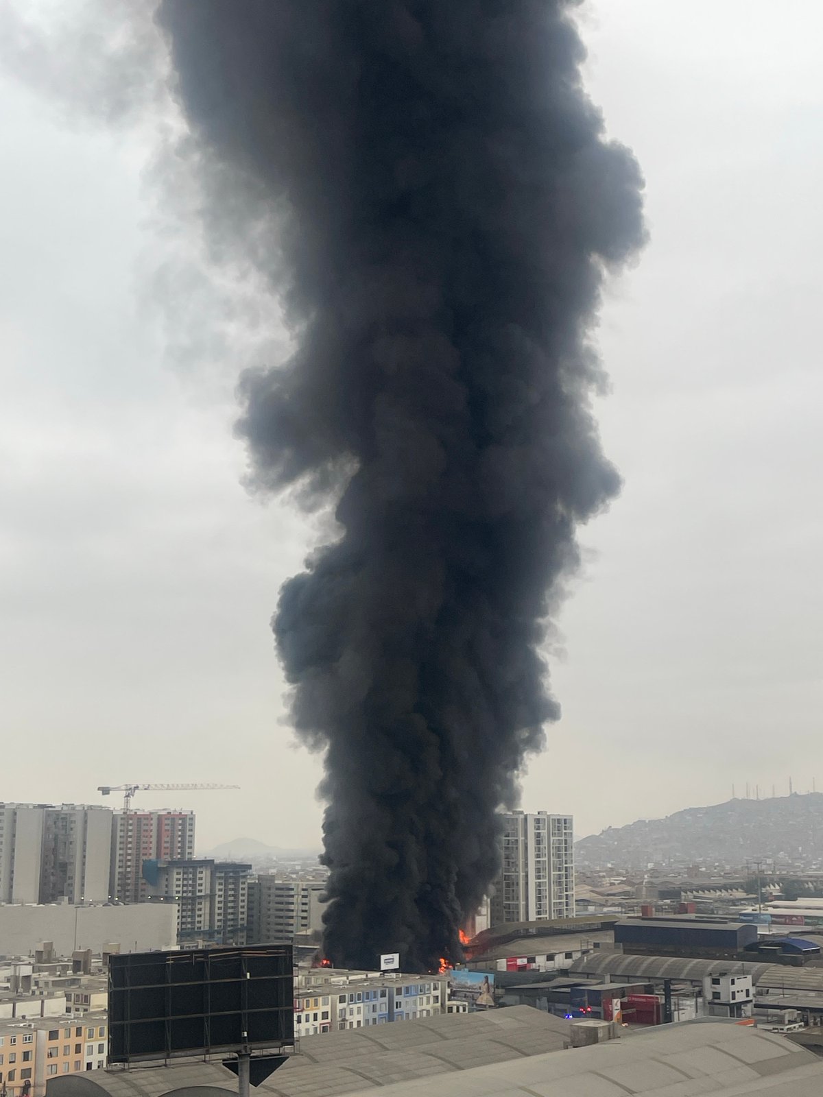 Large building fire sends black smoke over Breña, Lima