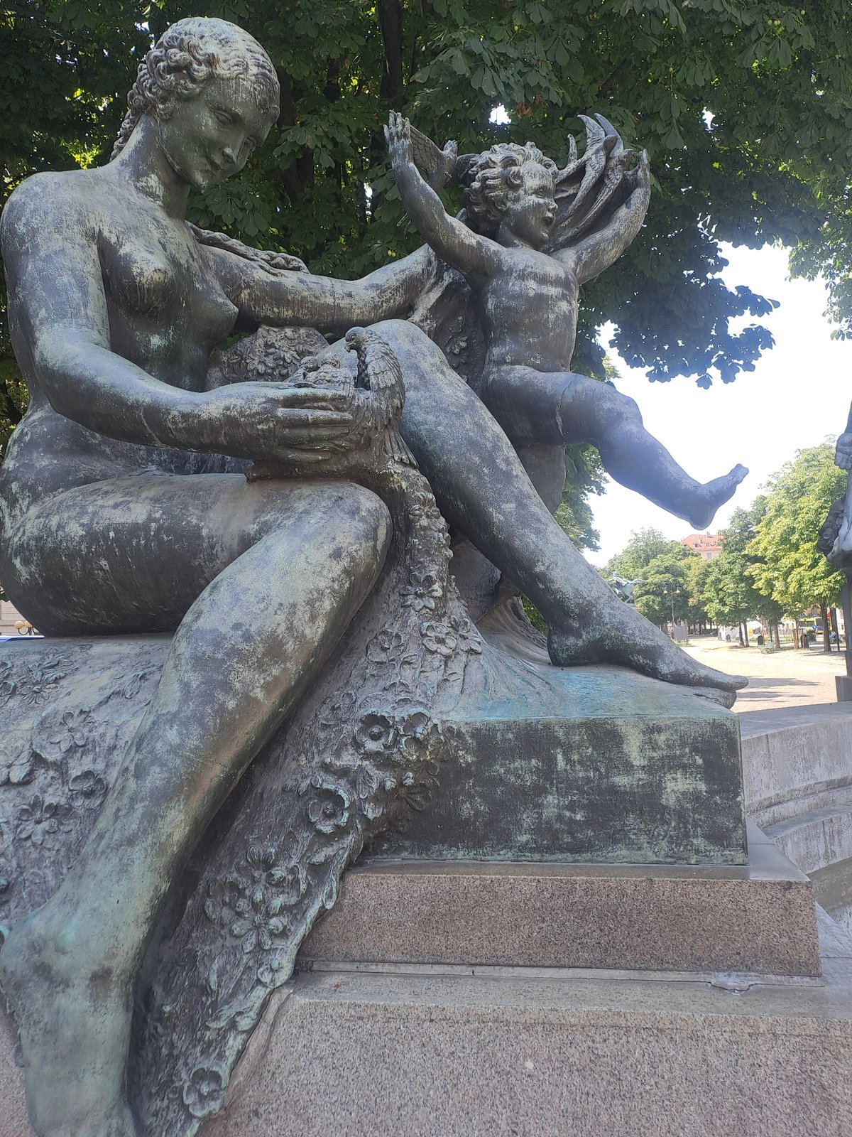 Park sculpture and street life near Parco del Valentino, Turin
