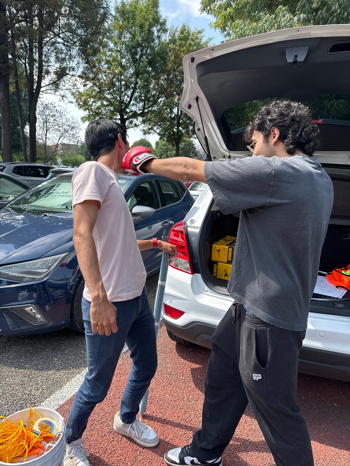 Men prepare project tools from SUV in Cholula