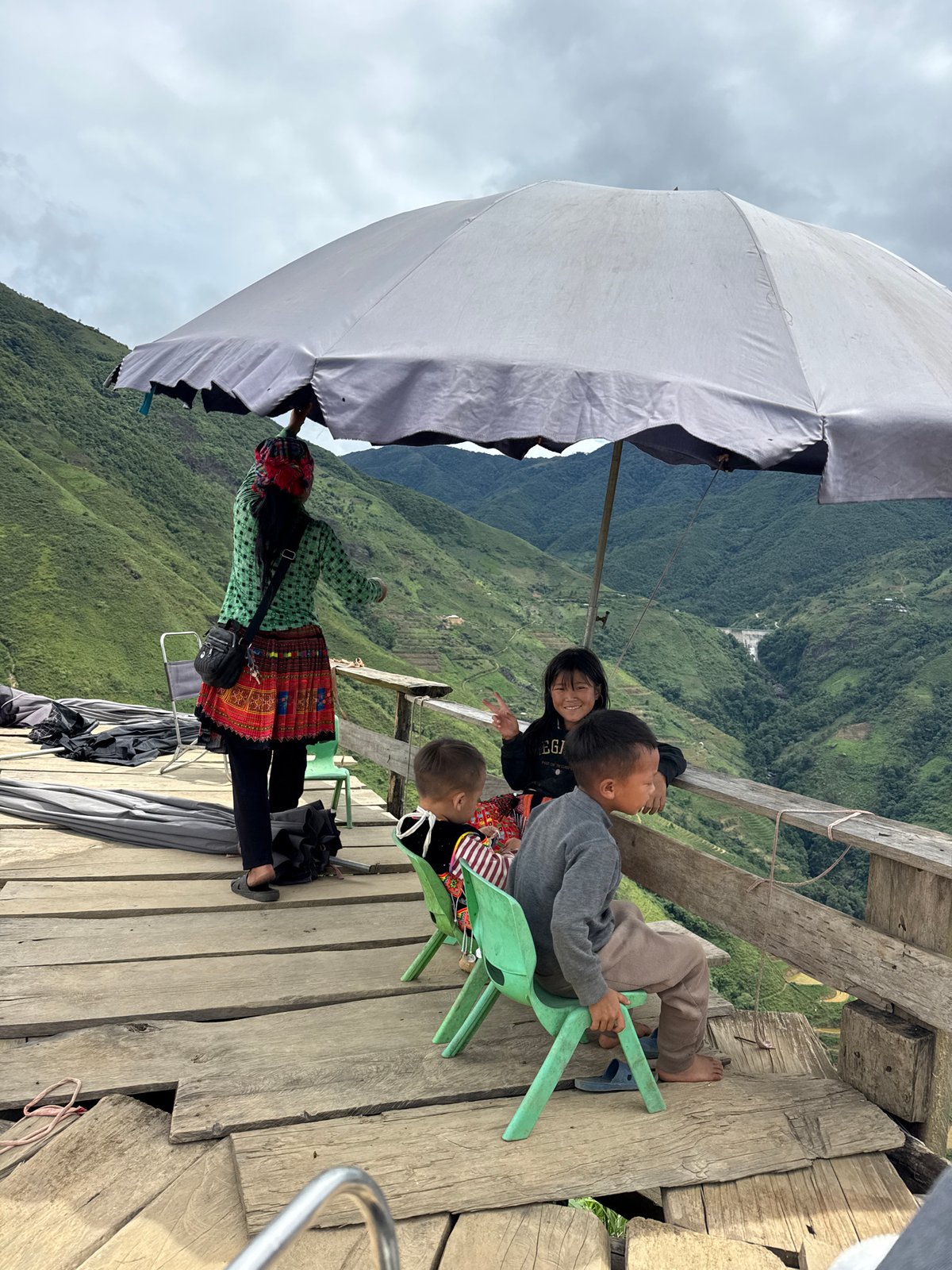 Families visit mountain viewing platforms in northern Vietnam