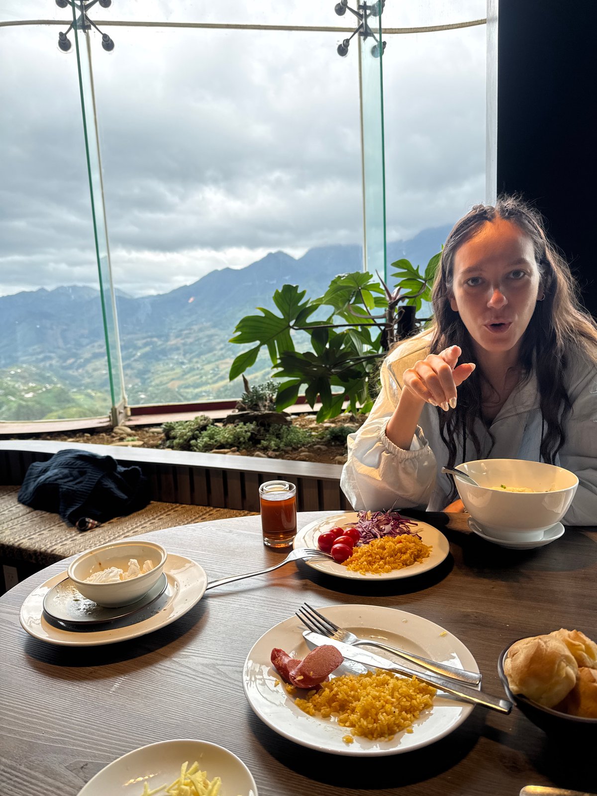 Late-night diners gather at mountain-view restaurant in Sa Pa