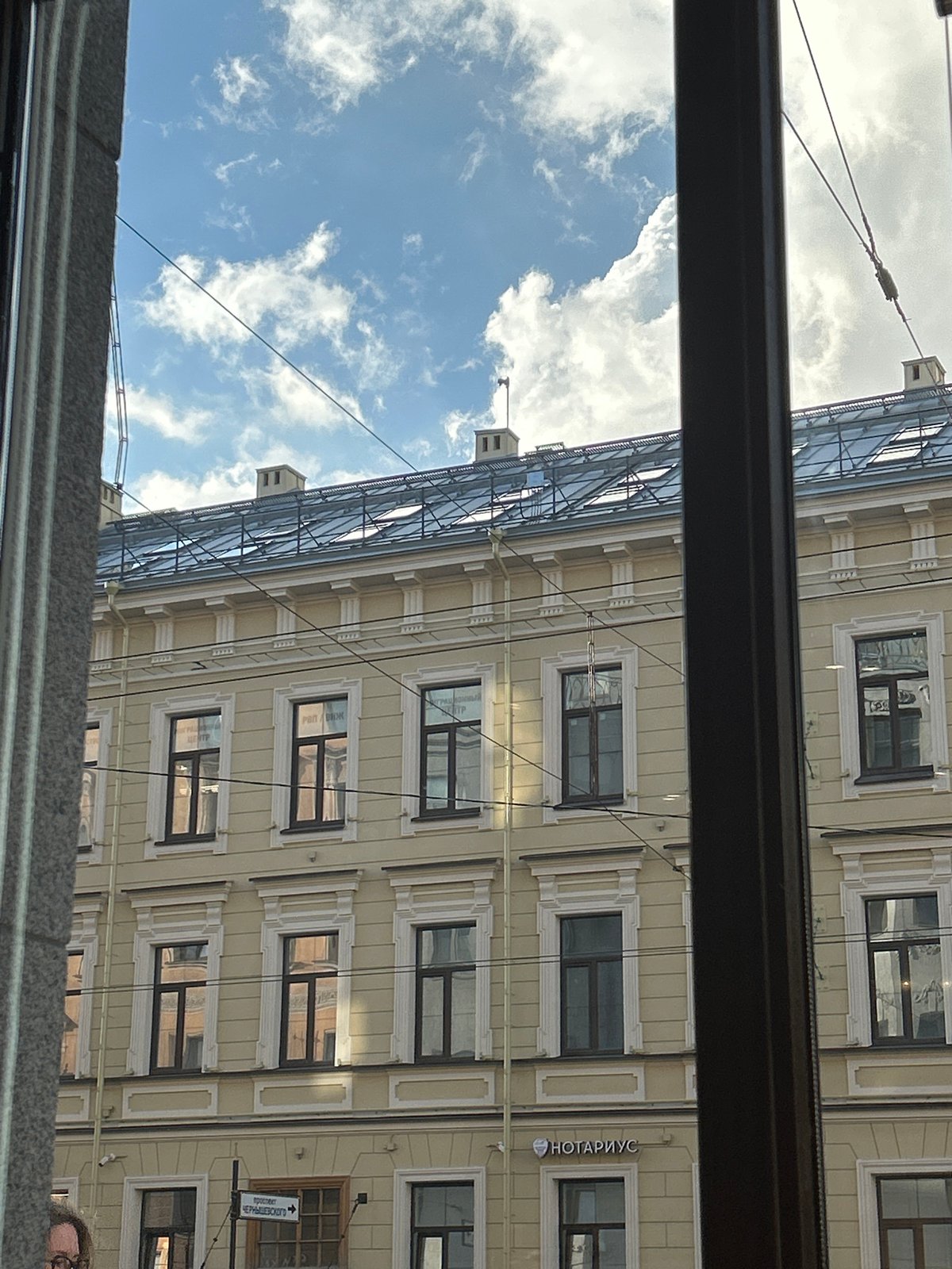 Witnesses document yellow apartment building through windows over 5 minutes