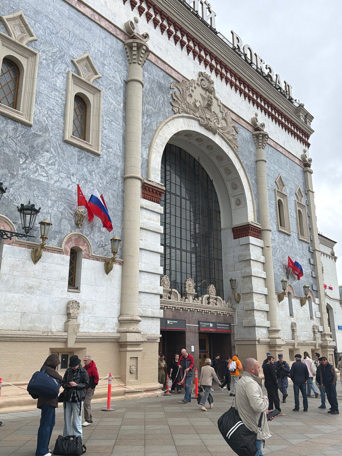 Morning commute scenes documented around Moscow's Kazansky station