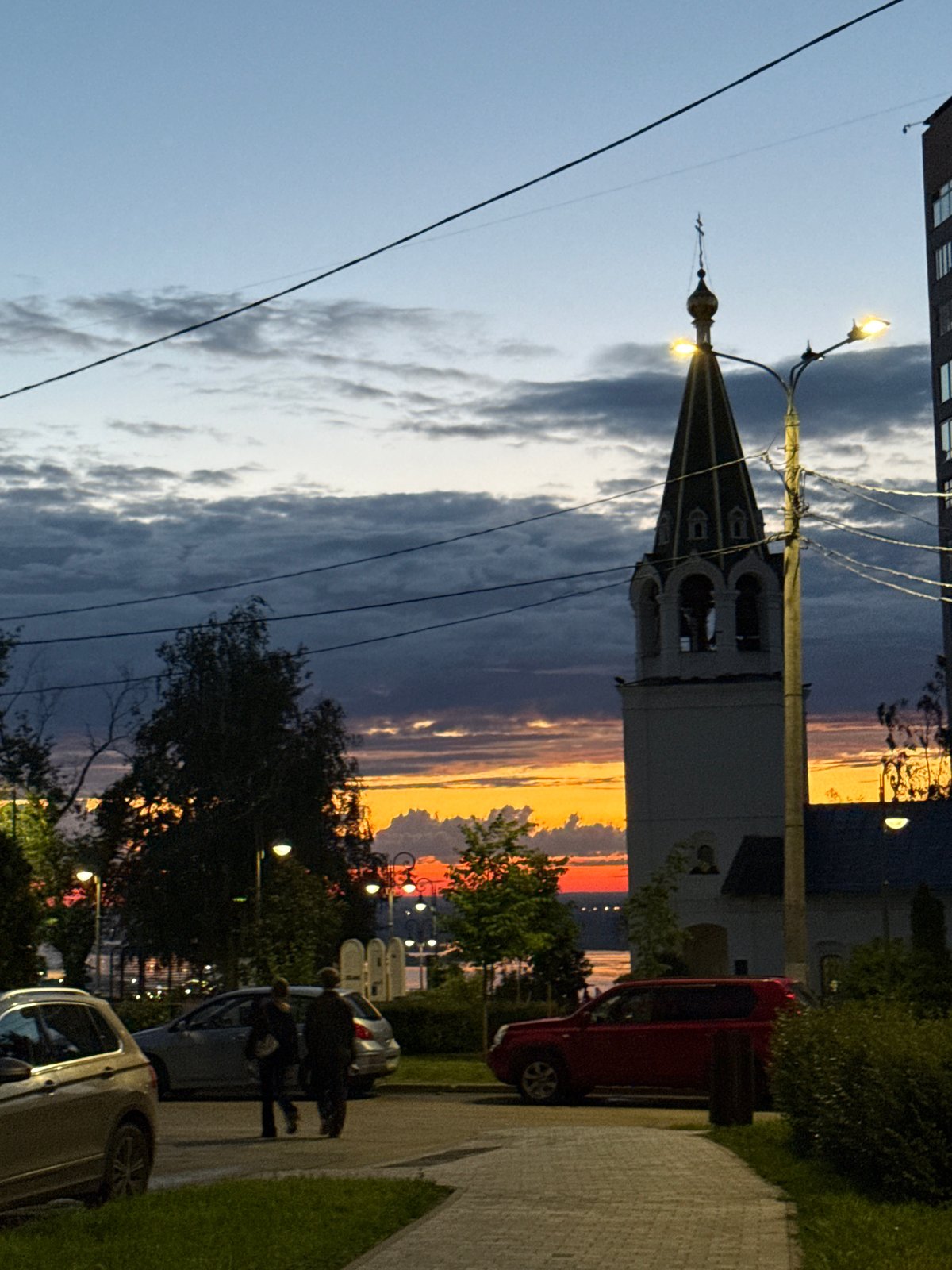 Summer evening walk through Nizhny Novgorod's historic center at sunset