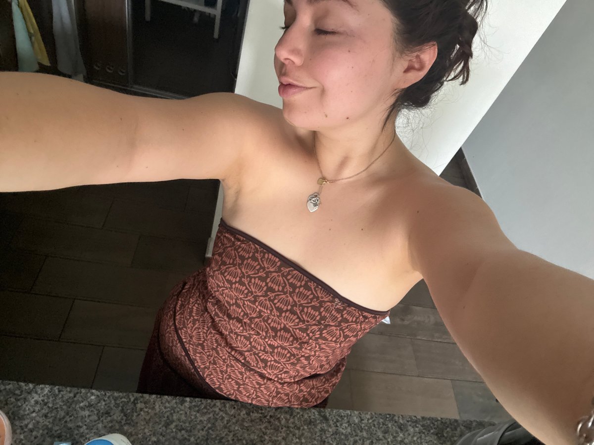 Woman documents breakfast routine with selfies in Mexico City