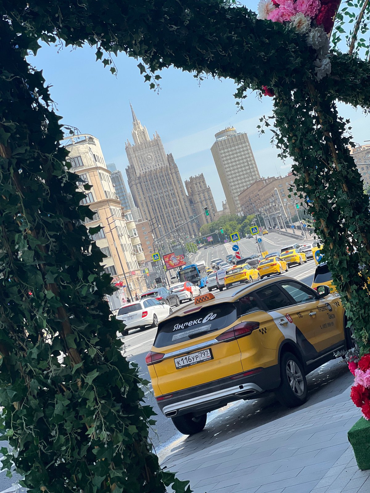 Morning river scenes and pedestrian activity captured across central Moscow
