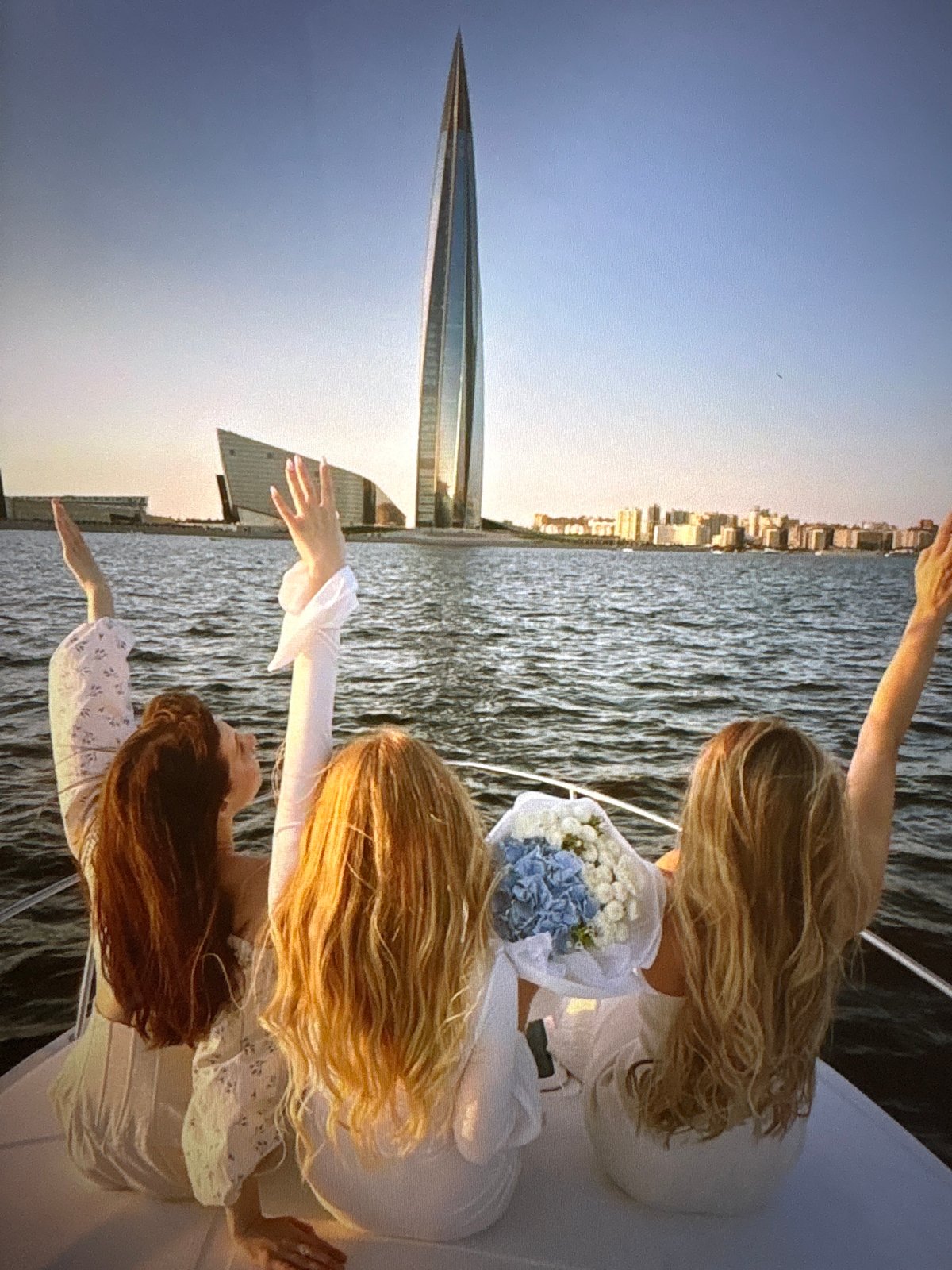 Boat drinks and toasts on the Pori waterfront