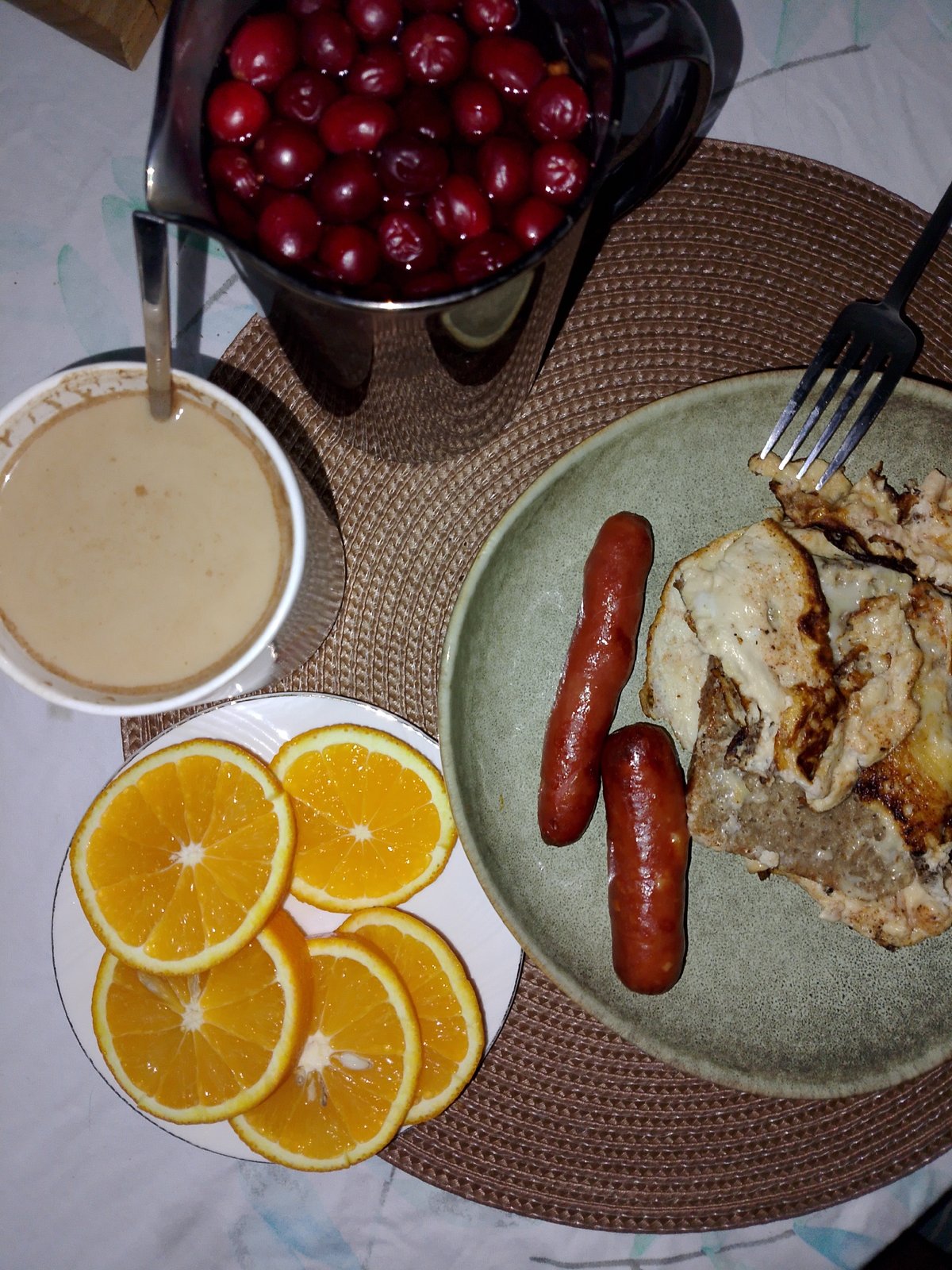 Morning routine captured in Izhevsk: breakfast, pets, commuter trams