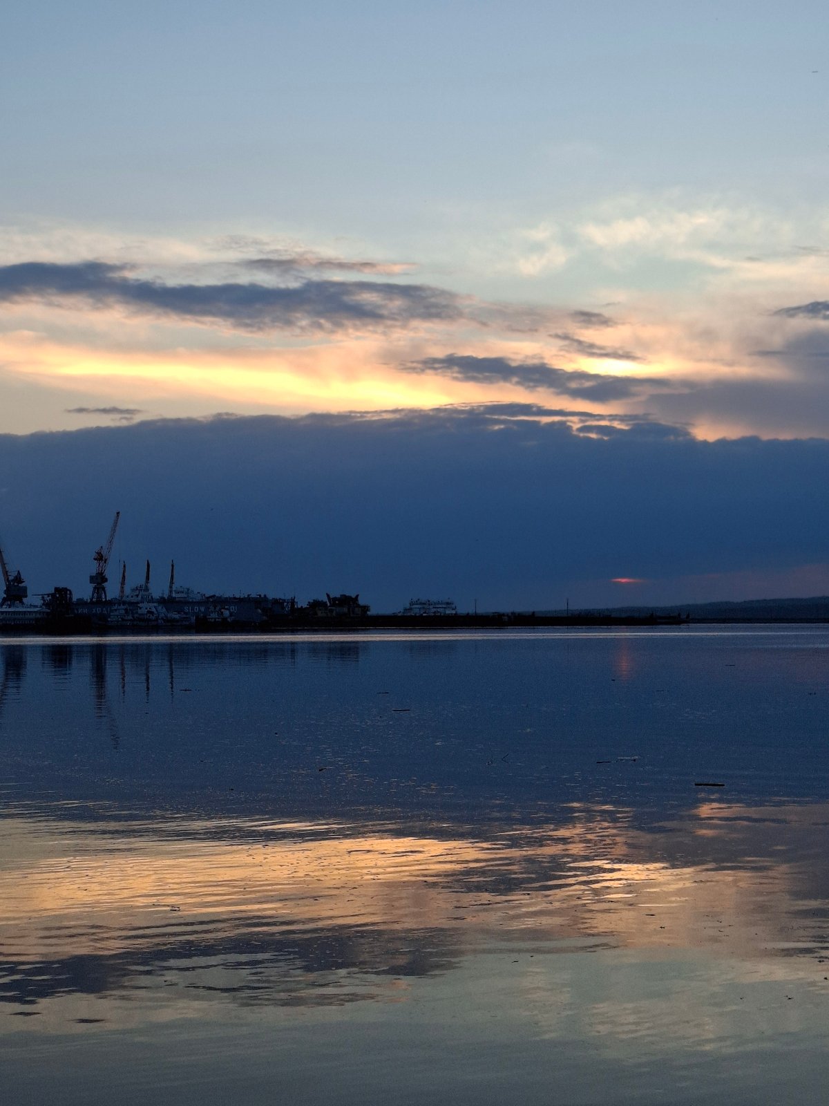 Sunset photo session at Chaikovsky waterfront draws multiple visitors