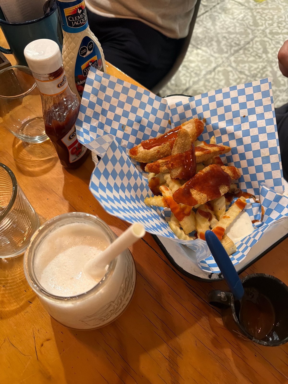 Late-night dining captured at rustic restaurant in Puebla