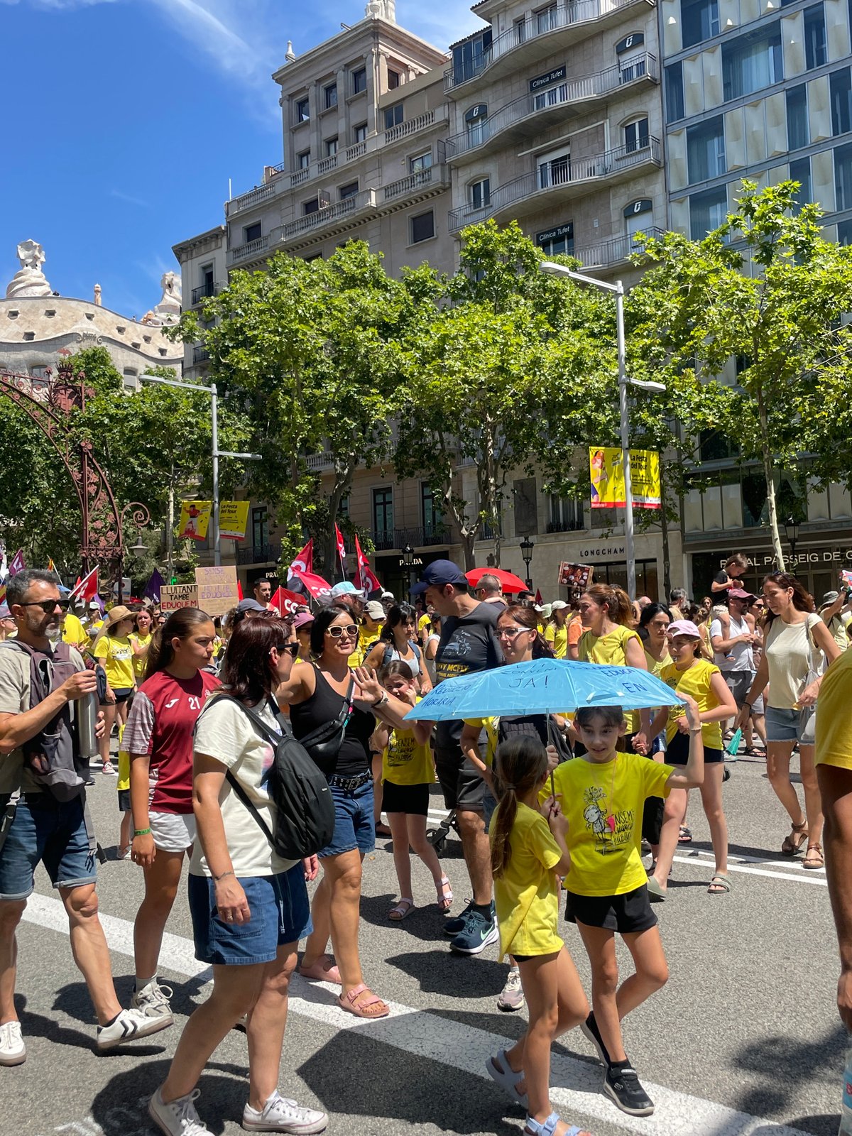 Catalan independence demonstration fills Barcelona streets with yellow shirts
