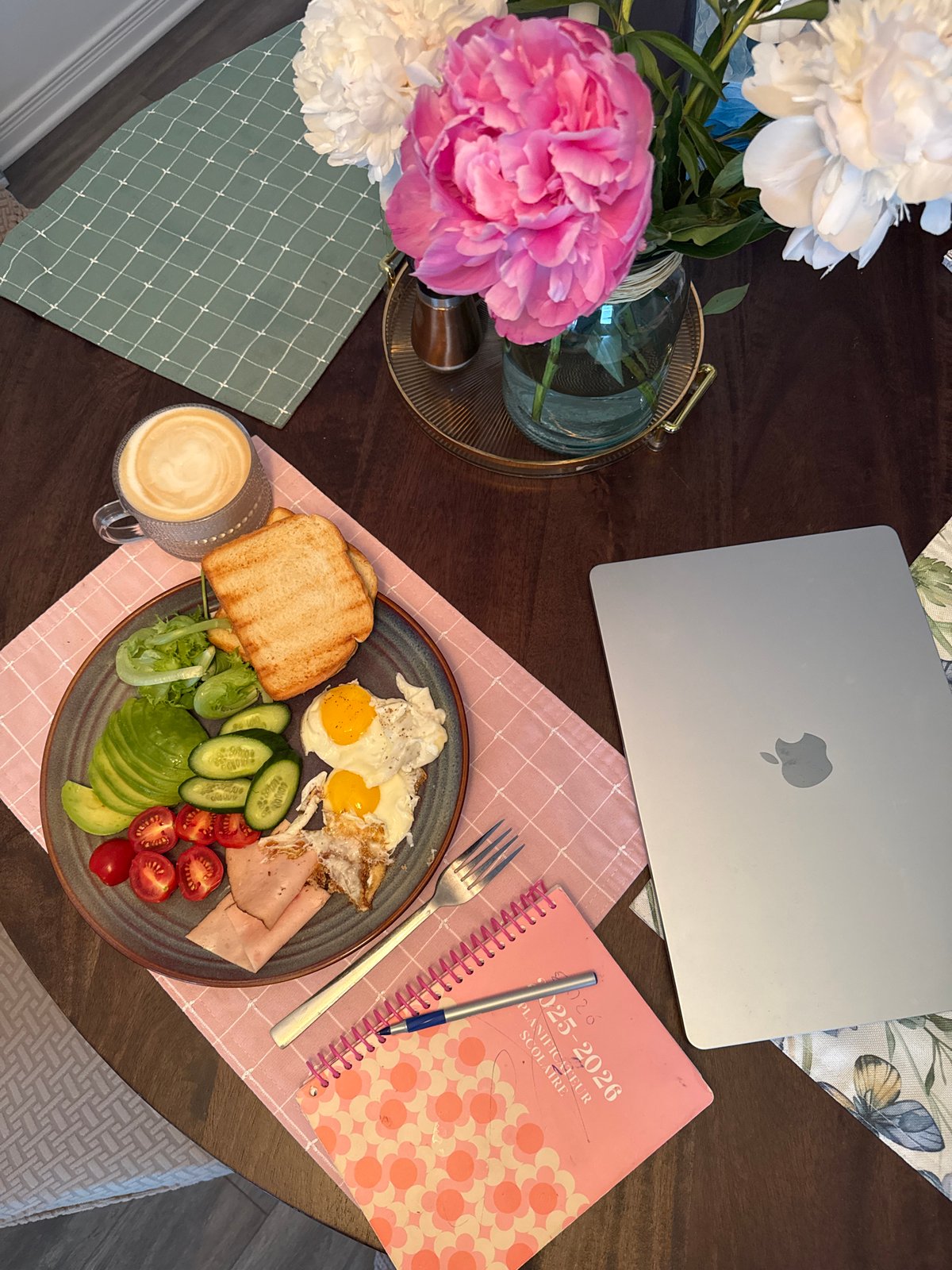 Casual breakfast and work setup at a Gatineau home