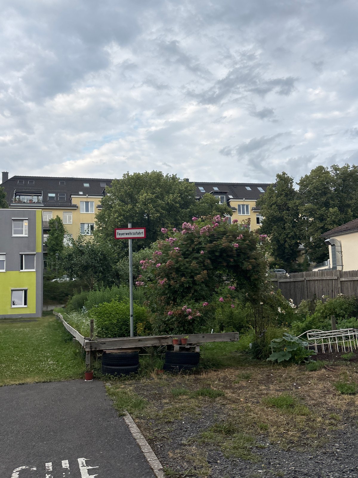 Quiet residential streets and buildings in Göttingen on a cloudy afternoon