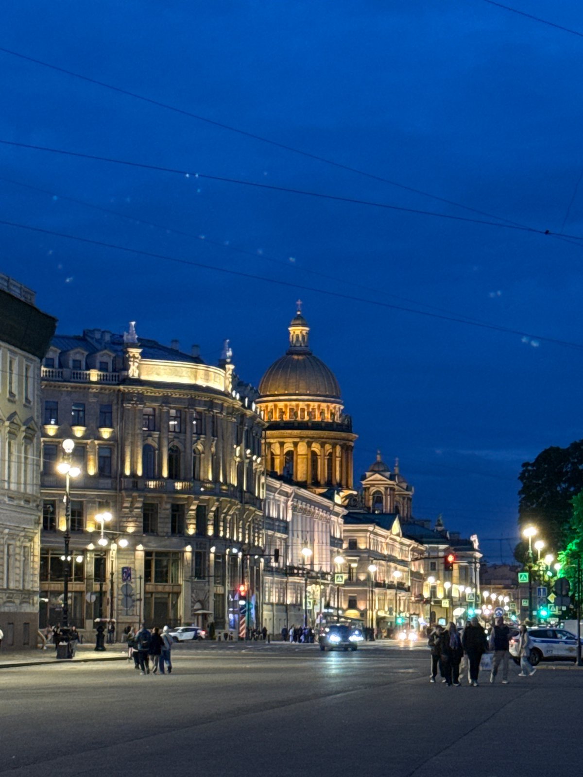 Live street music and dusk landmarks in central Saint Petersburg