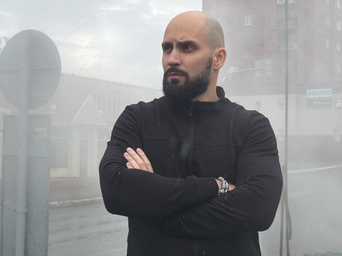 Man documents walk through industrial Norilsk amid vehicle damage
