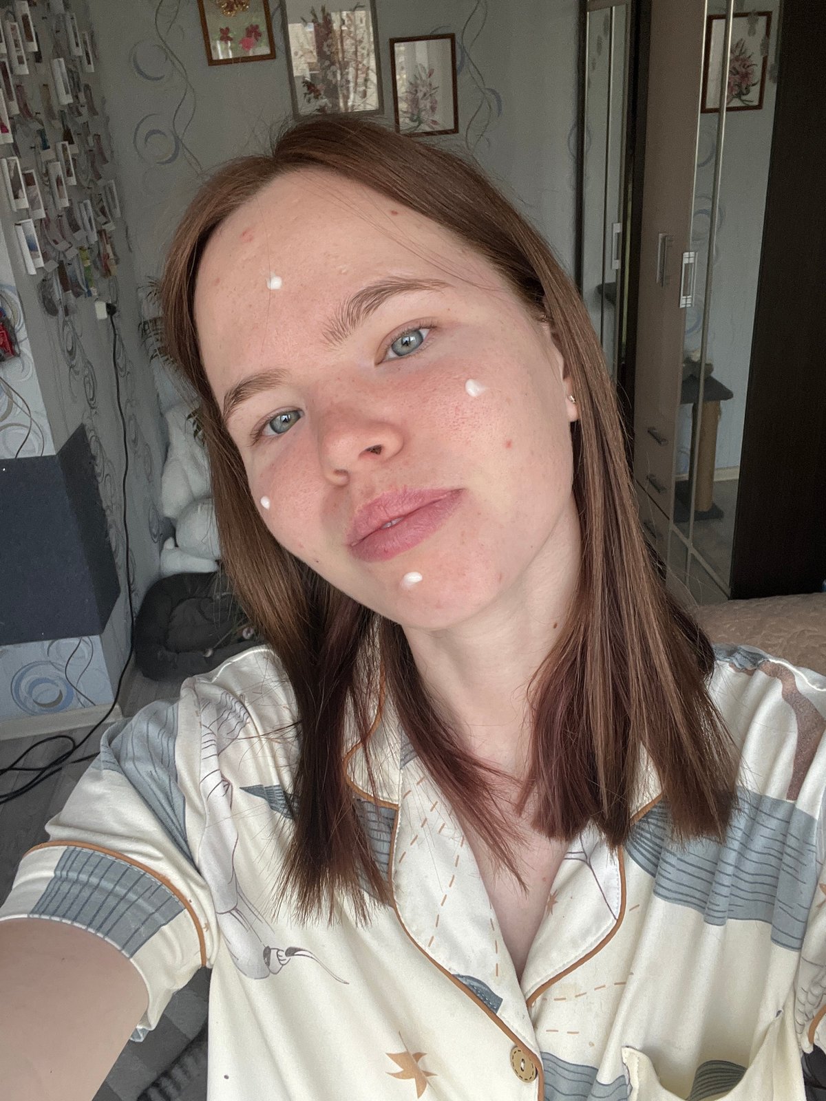 Woman documents nighttime skincare routine in Chaikovsky apartment