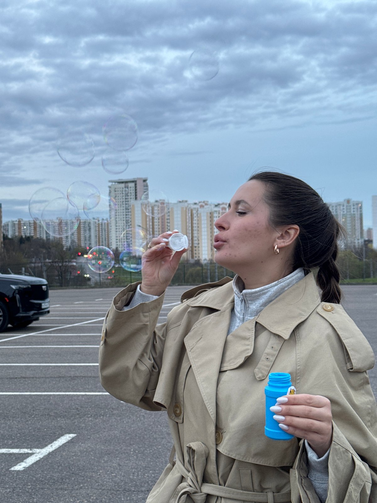 Woman blows bubbles, visits Moscow landmarks with child