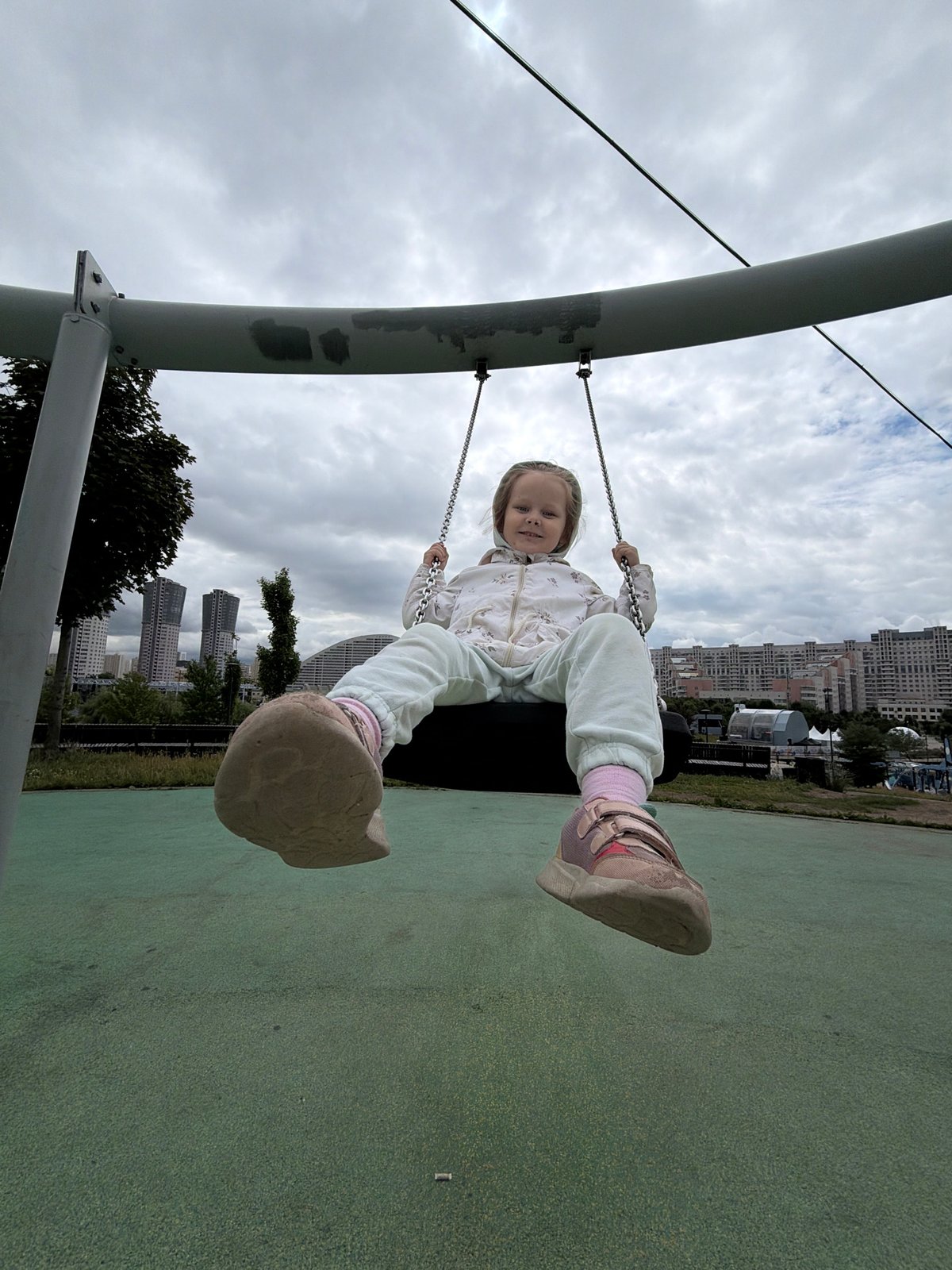 Relaxed morning at Khimki Pond with ducks, swings, and snacks