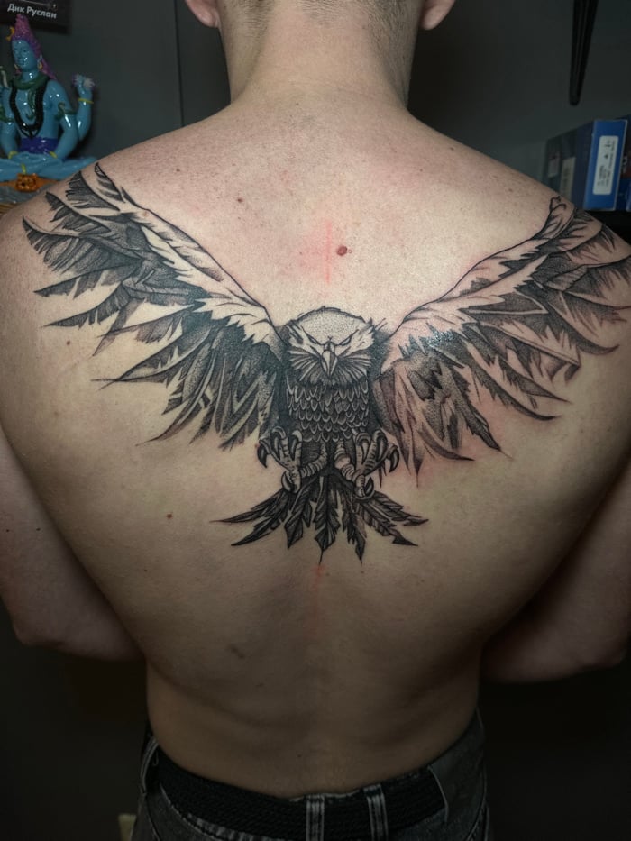 Bird tattoo display captured in Saratov