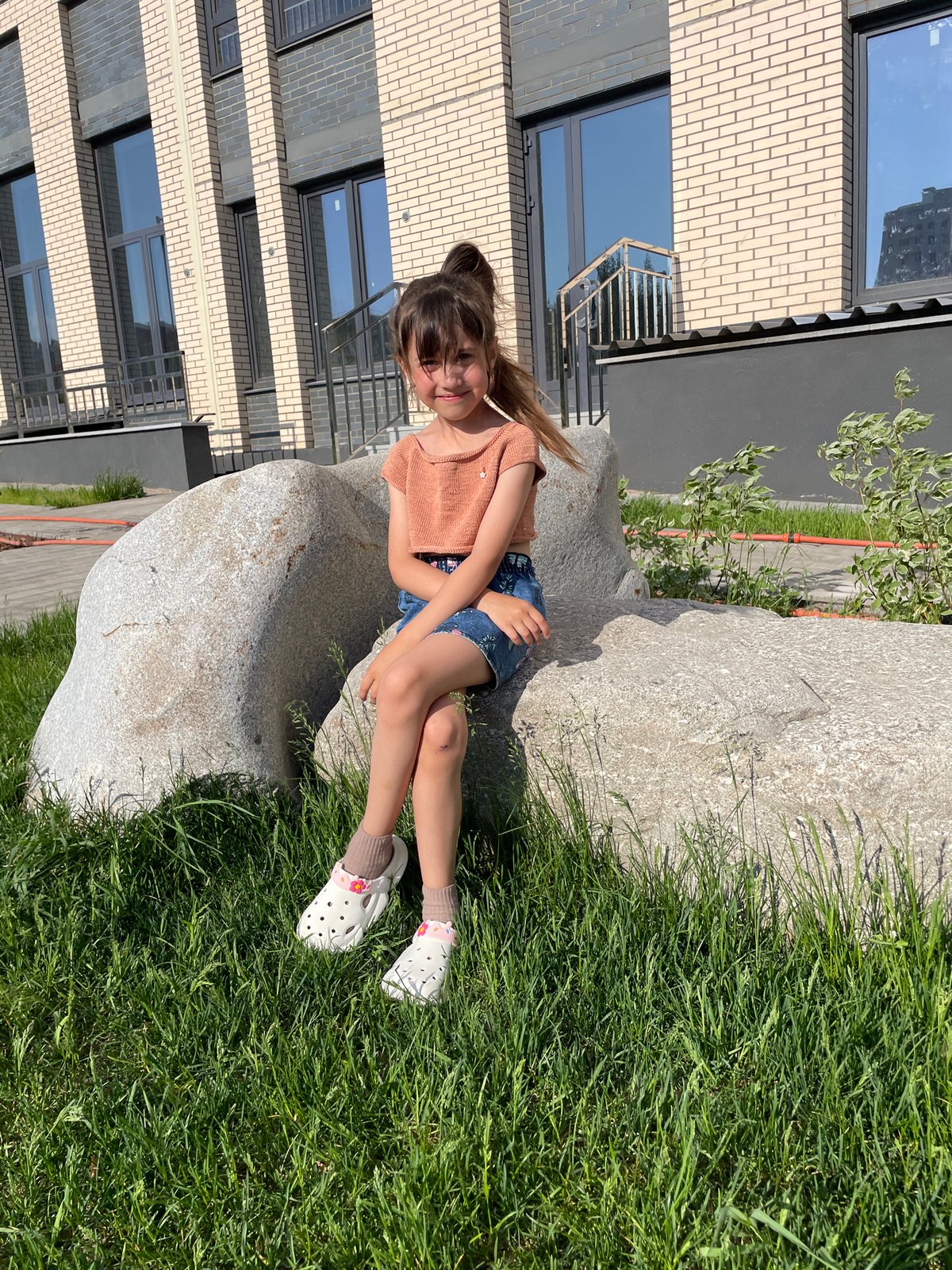 Young girl spotted across Izhevsk area parks and stores