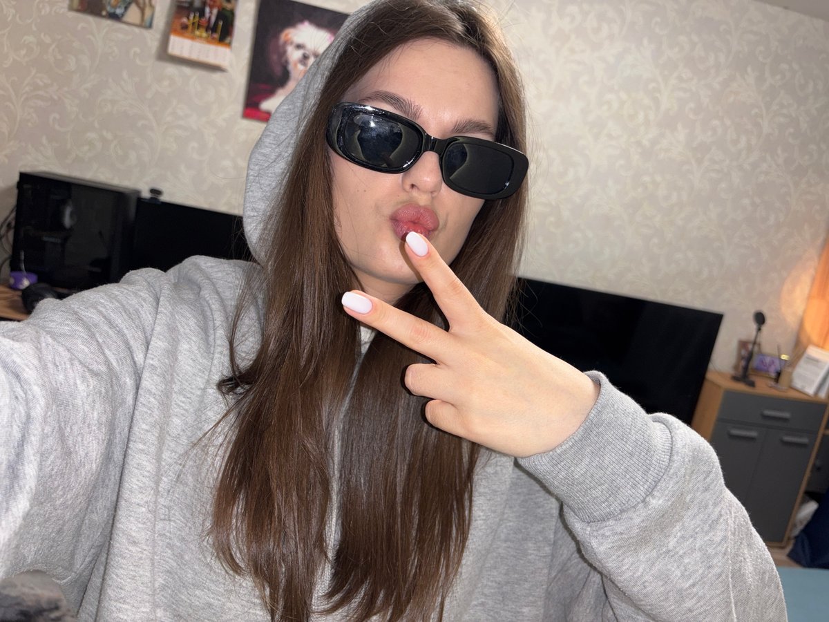 Woman documents afternoon with pets in Chaikovsky home selfies