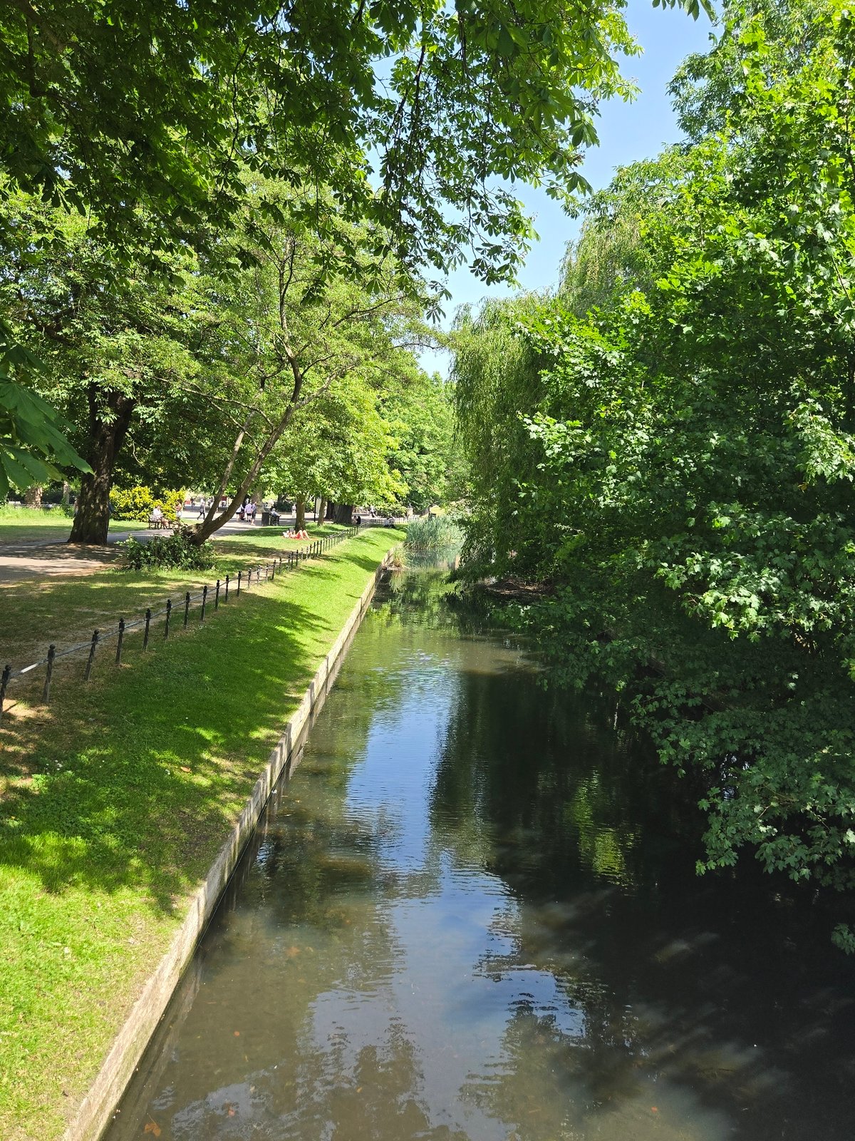 Londoners enjoy sunny afternoon stroll along Regent's Canal