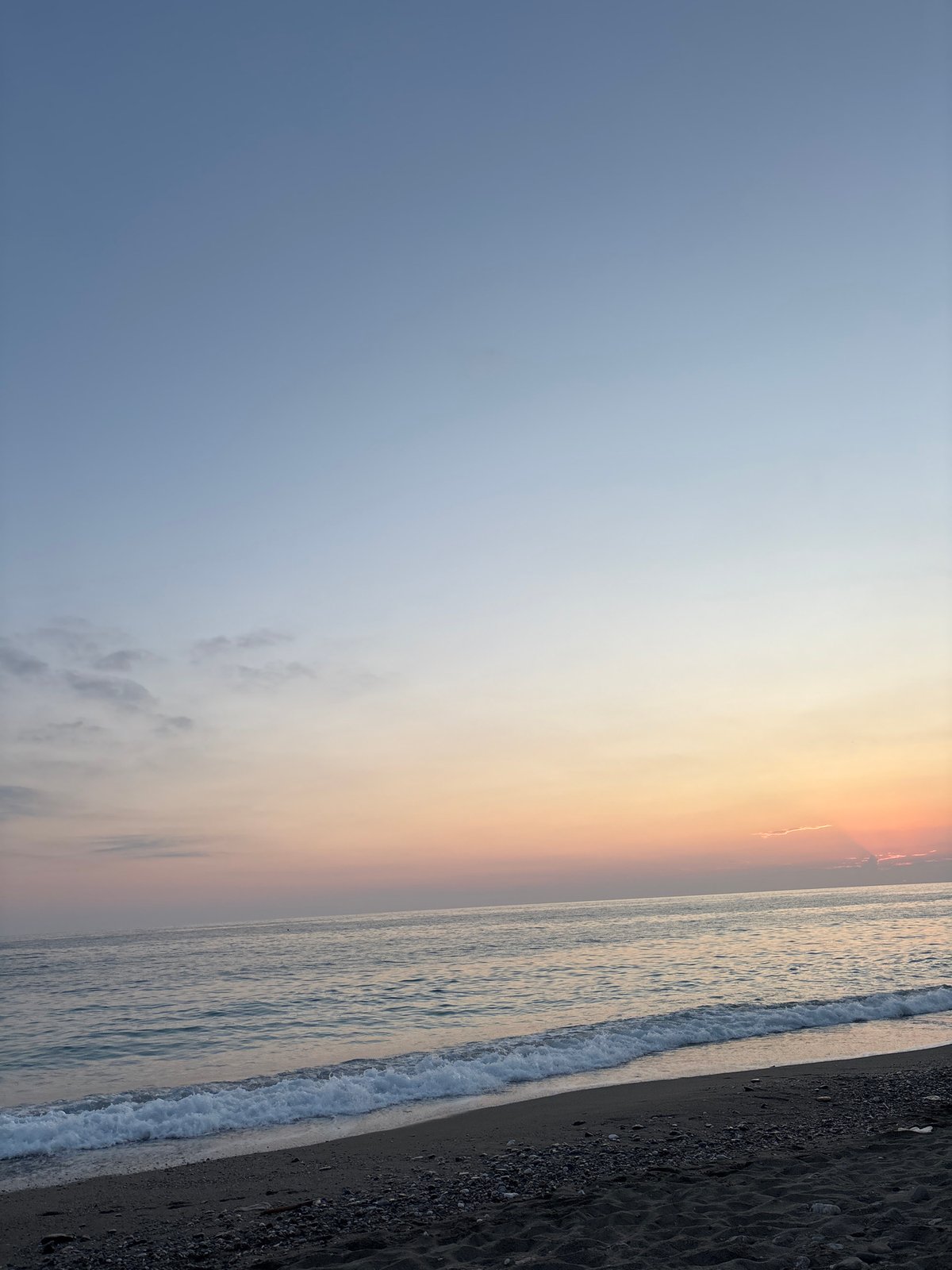 Golden hour settling over an Alanya beach at dusk