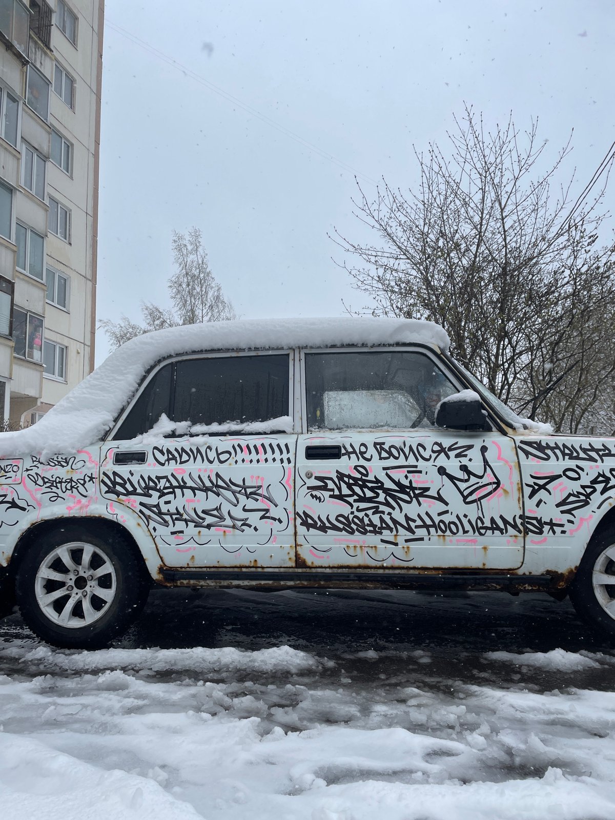 Graffiti-covered vehicles spotted on snowy Moscow streets