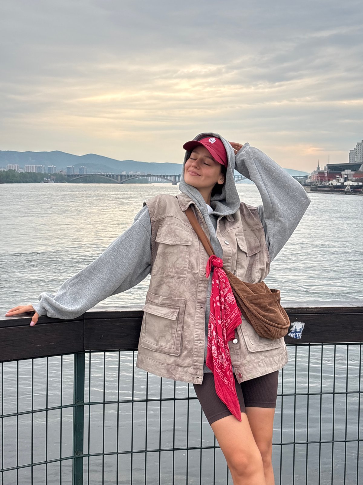Couple enjoys riverside selfies, stretching session in Krasnoyarsk