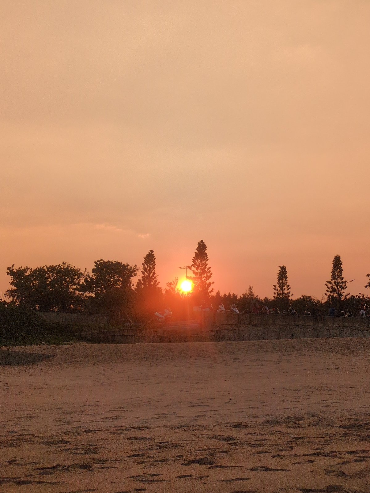 Sunset beach gathering draws crowds in Tuy Hòa, Vietnam