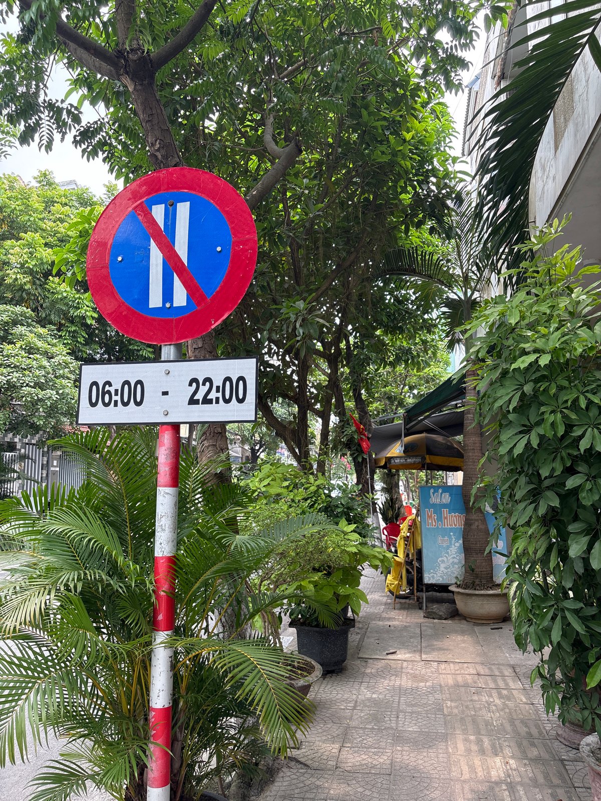 No-parking sign documented on Đà Nẵng street