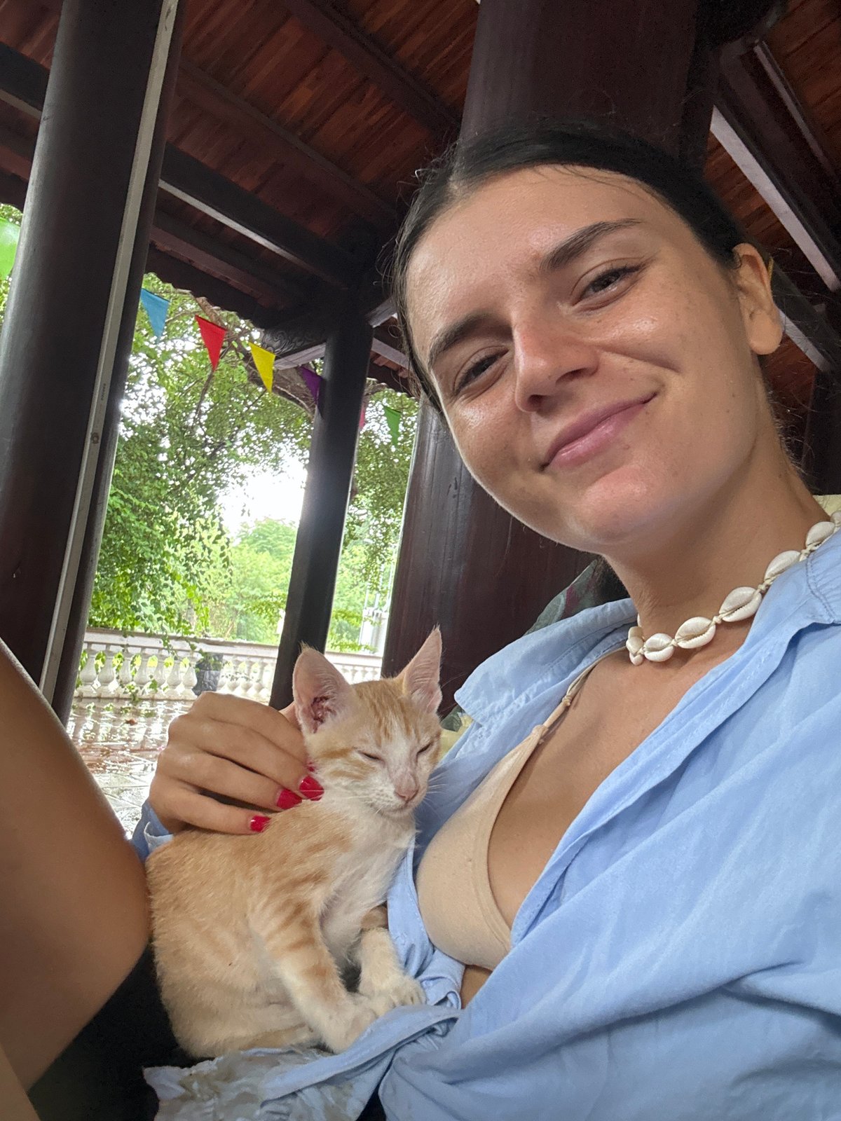 Rainy morning in Mũi Né with a kitten and a Coke