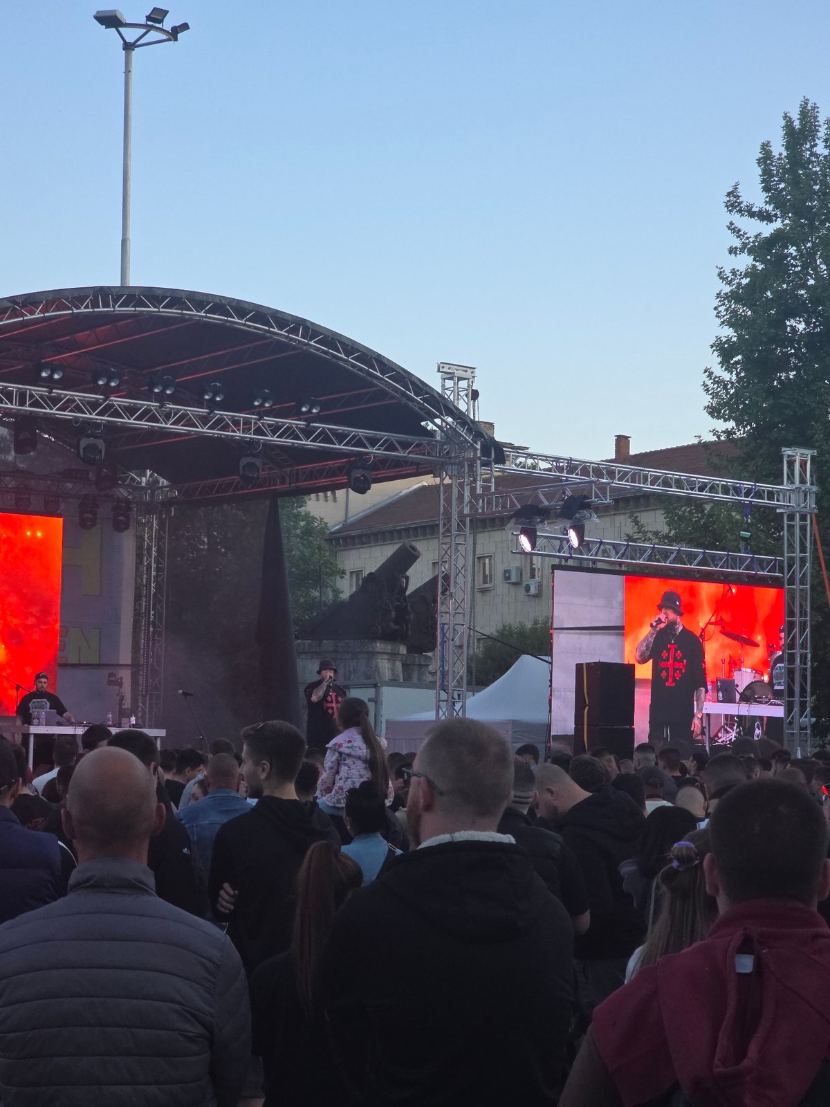 Outdoor concert draws large crowd with LED screen display