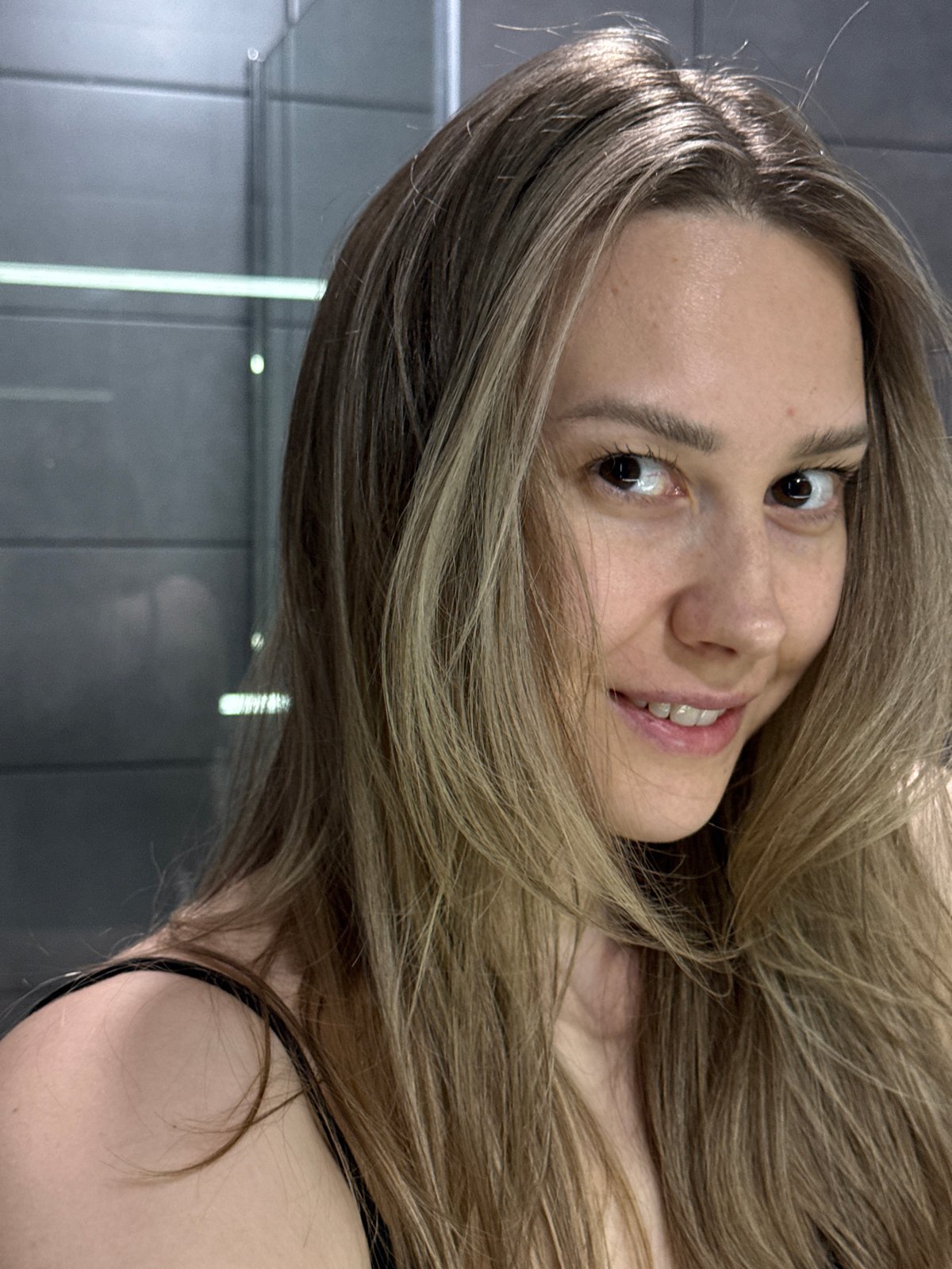 Woman takes bathroom selfies in Chaikovsky, Russia