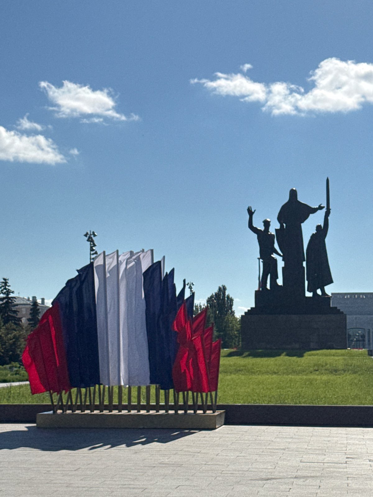 Bronze monument with three figures documented in Perm square