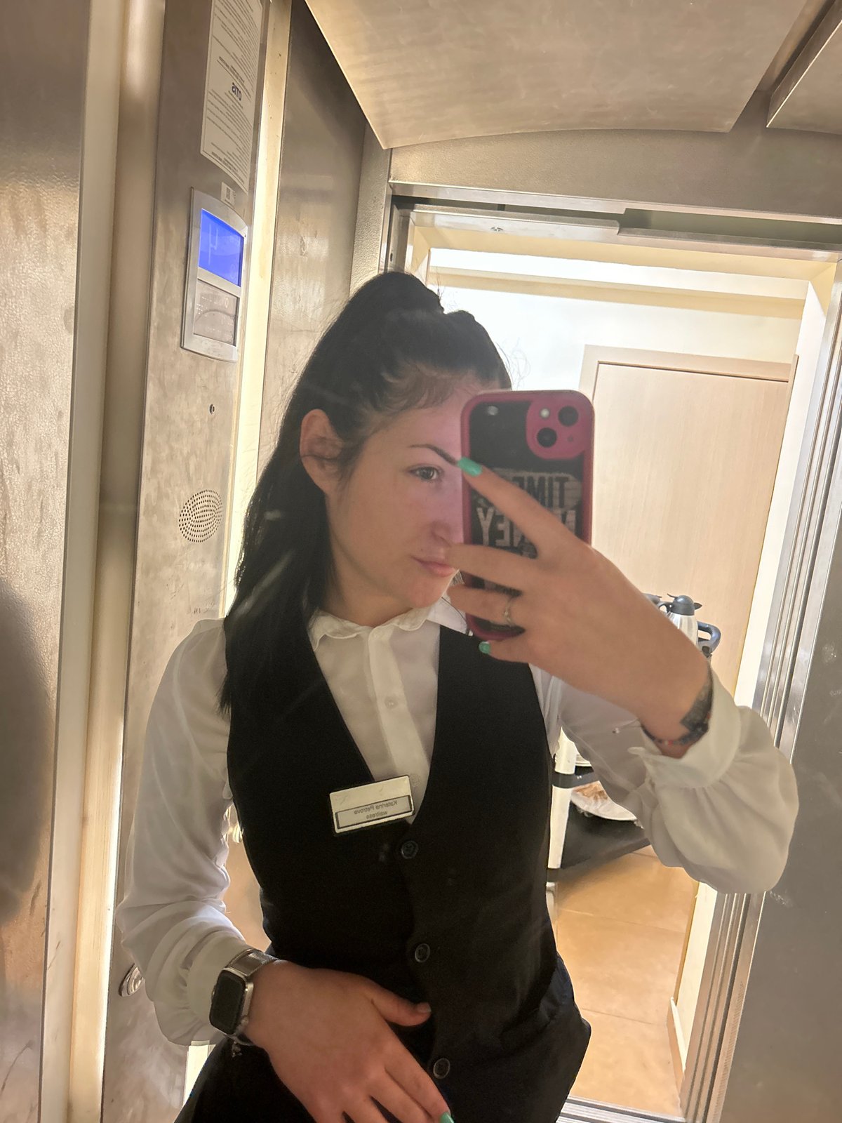 Everyday moments captured in Obrochishte: selfie, restaurant flowers