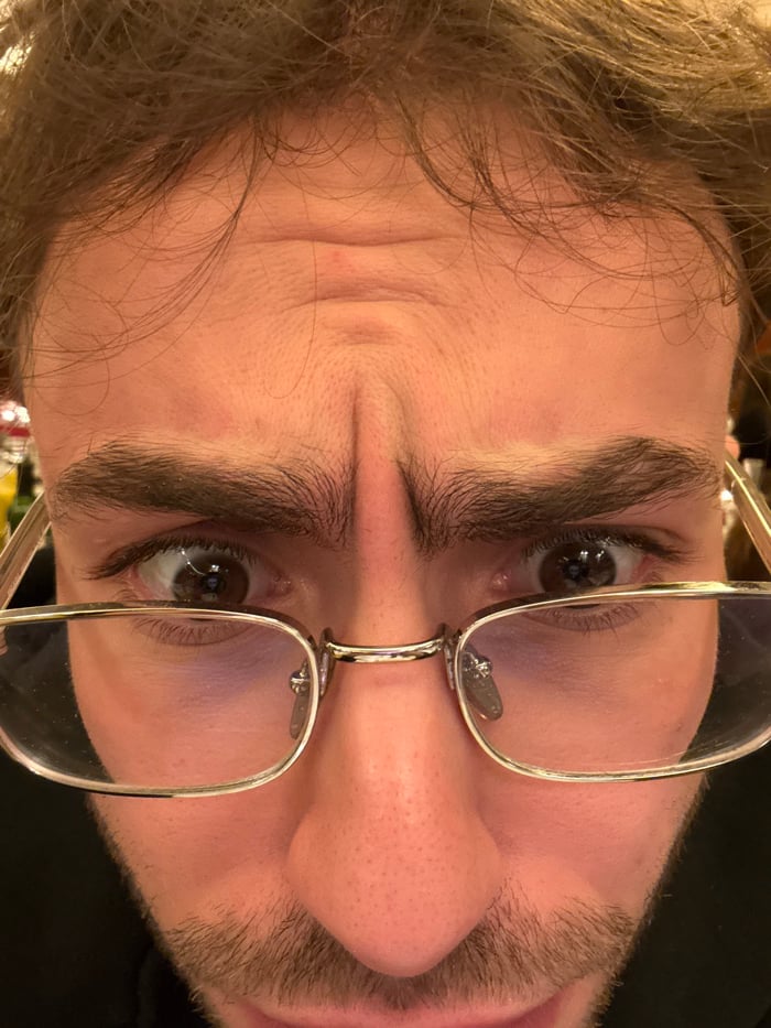 Man documents dinner outing with selfies at Paris restaurant