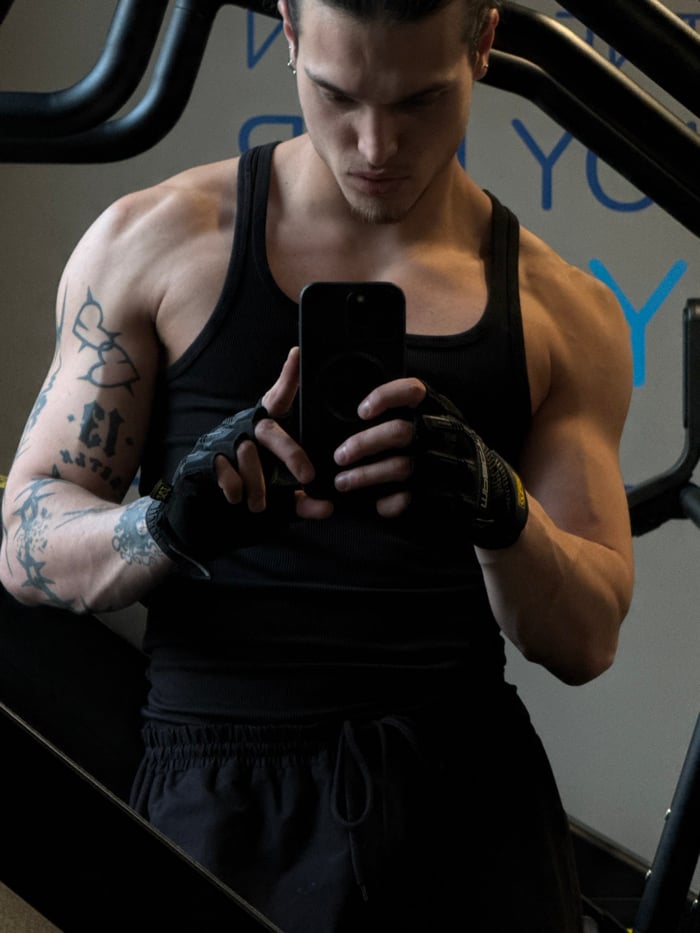 Man takes gym selfies at Sofia fitness center