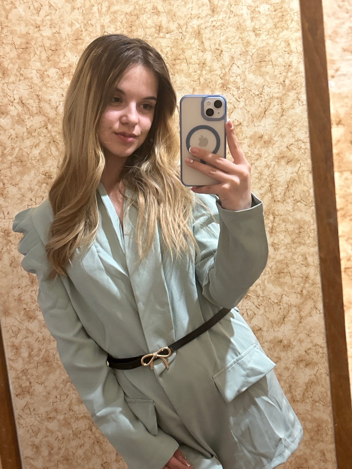 Woman takes selfies in different outfits during seven-minute span