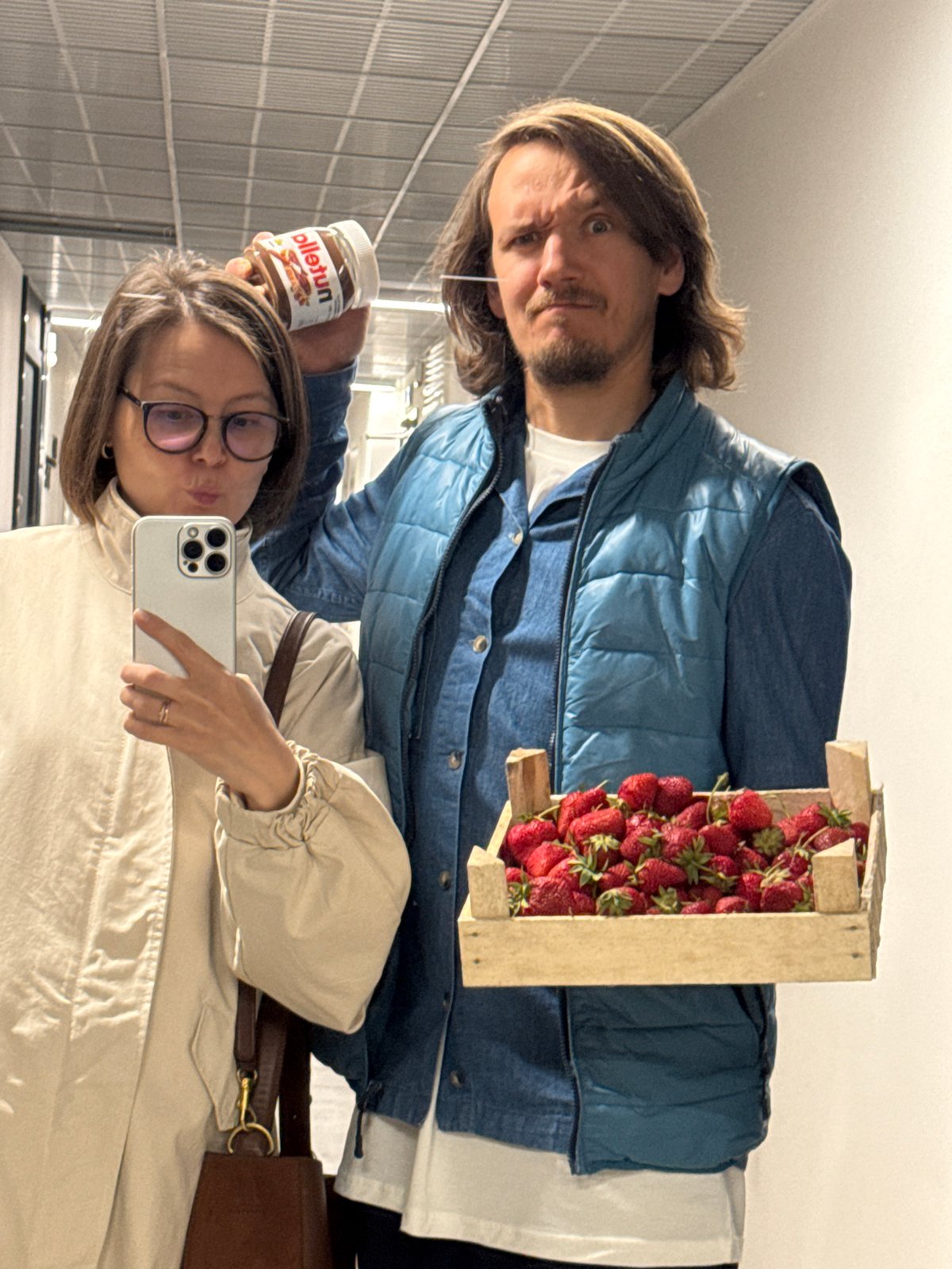 Couple poses with strawberry crate in Izhevsk selfie session