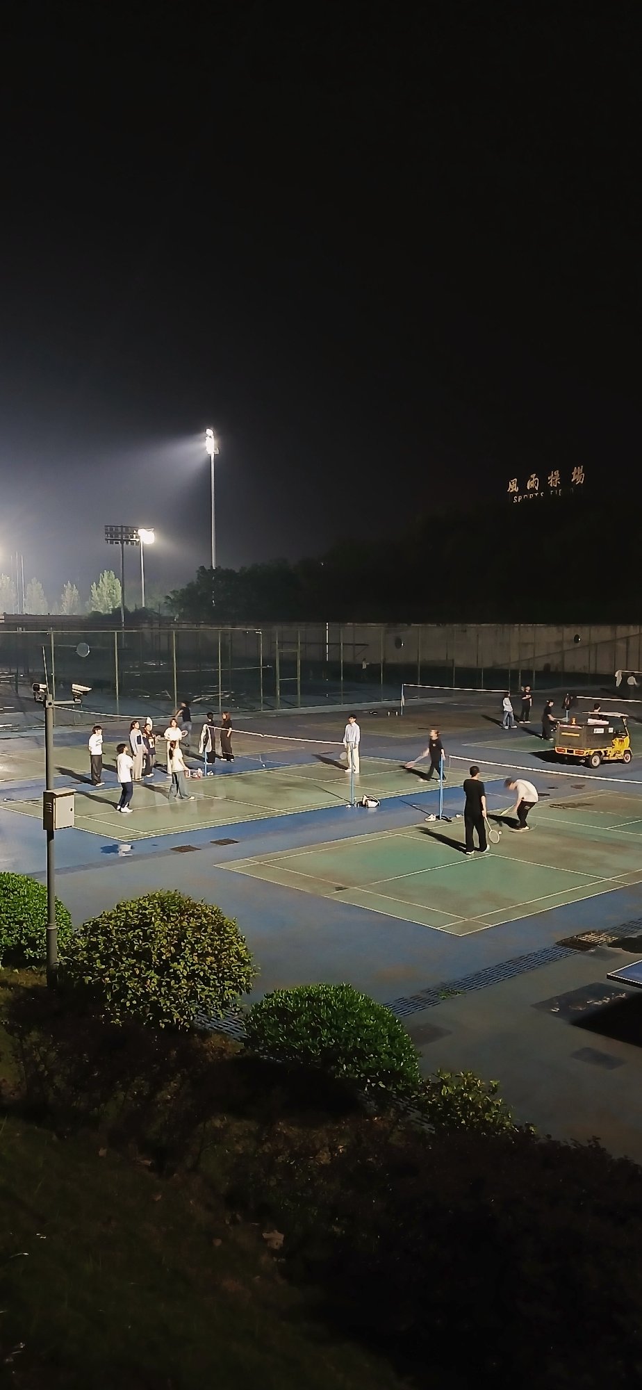 Evening badminton games draw players to Chongqing High-tech Zone