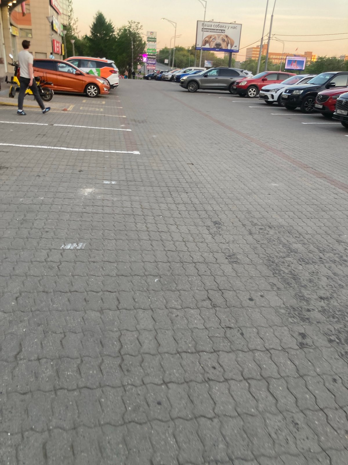 Evening walk through Moscow neighborhoods captured in 12 memories