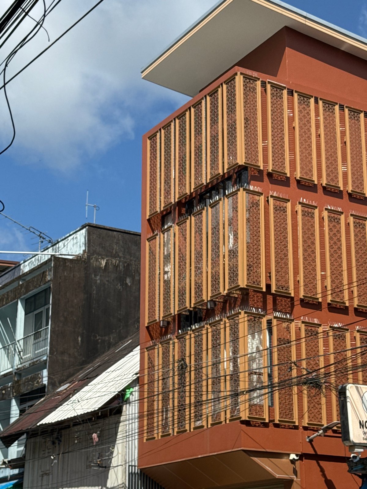 Street-level walk through Ranong's alleys, murals, and shophouses