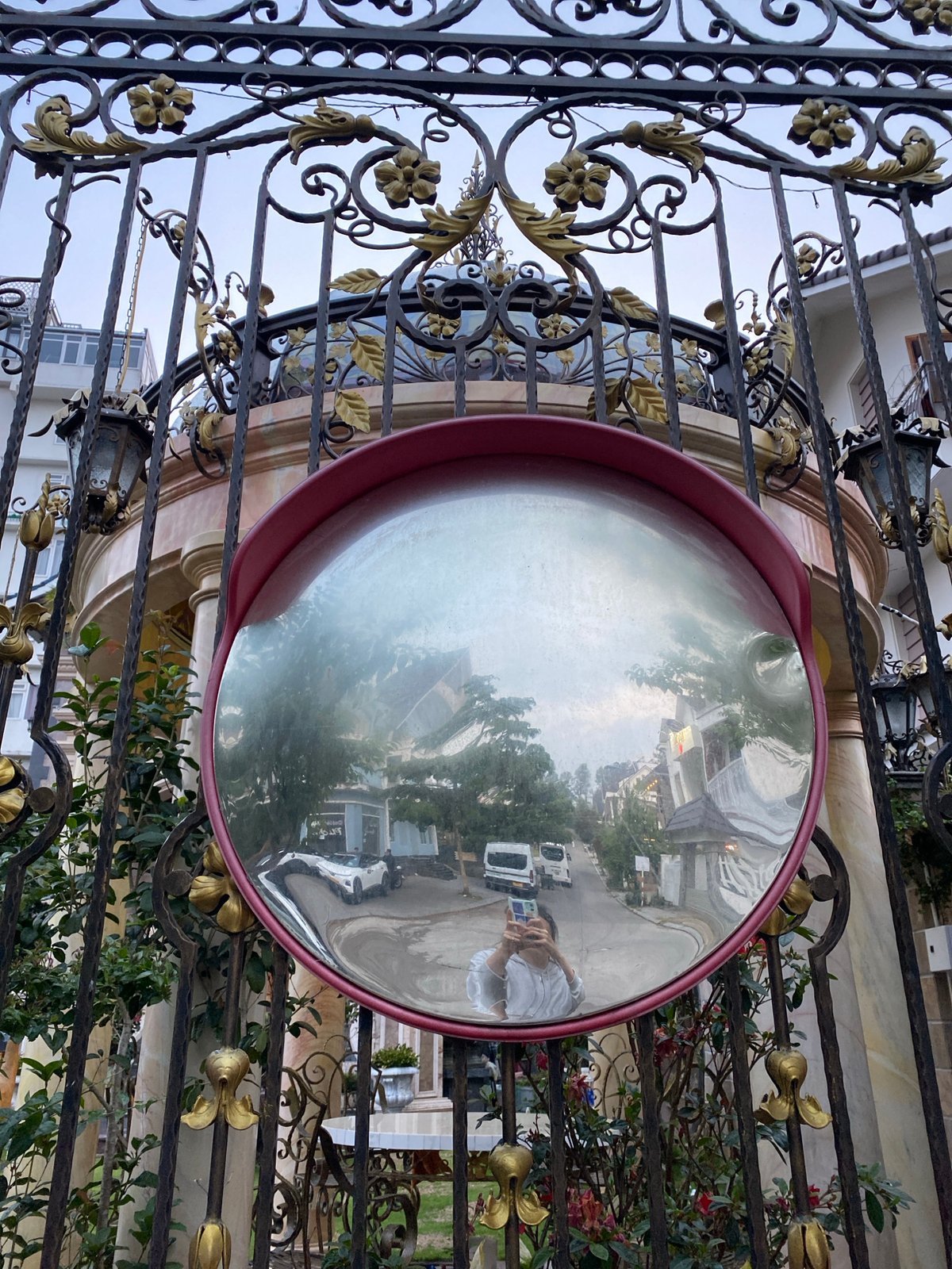 Photographer captures daily life across Da Lat Vietnam streets