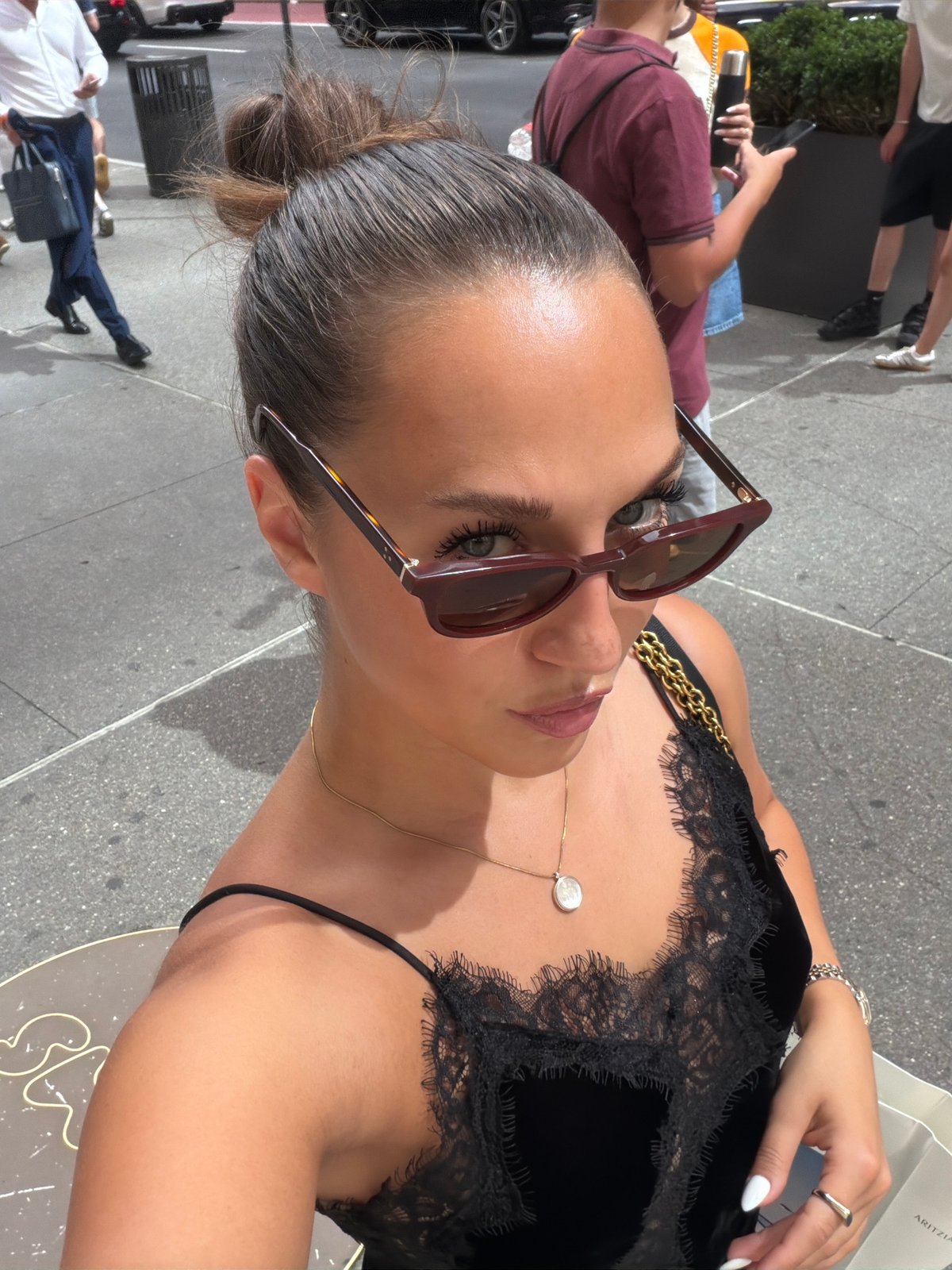 Woman captures patriotic NYC street scene in Fifth Avenue selfie