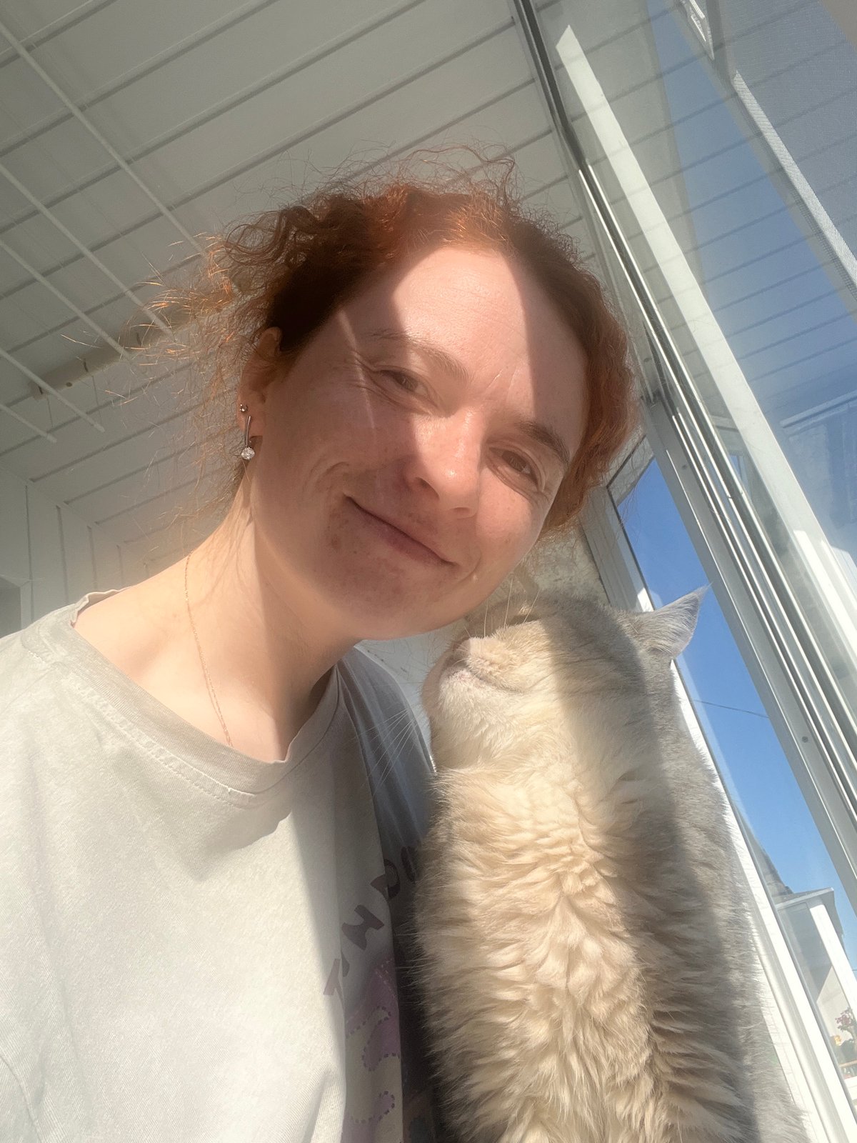 Woman photographs playful cat encounter in Chaikovsky, Russia