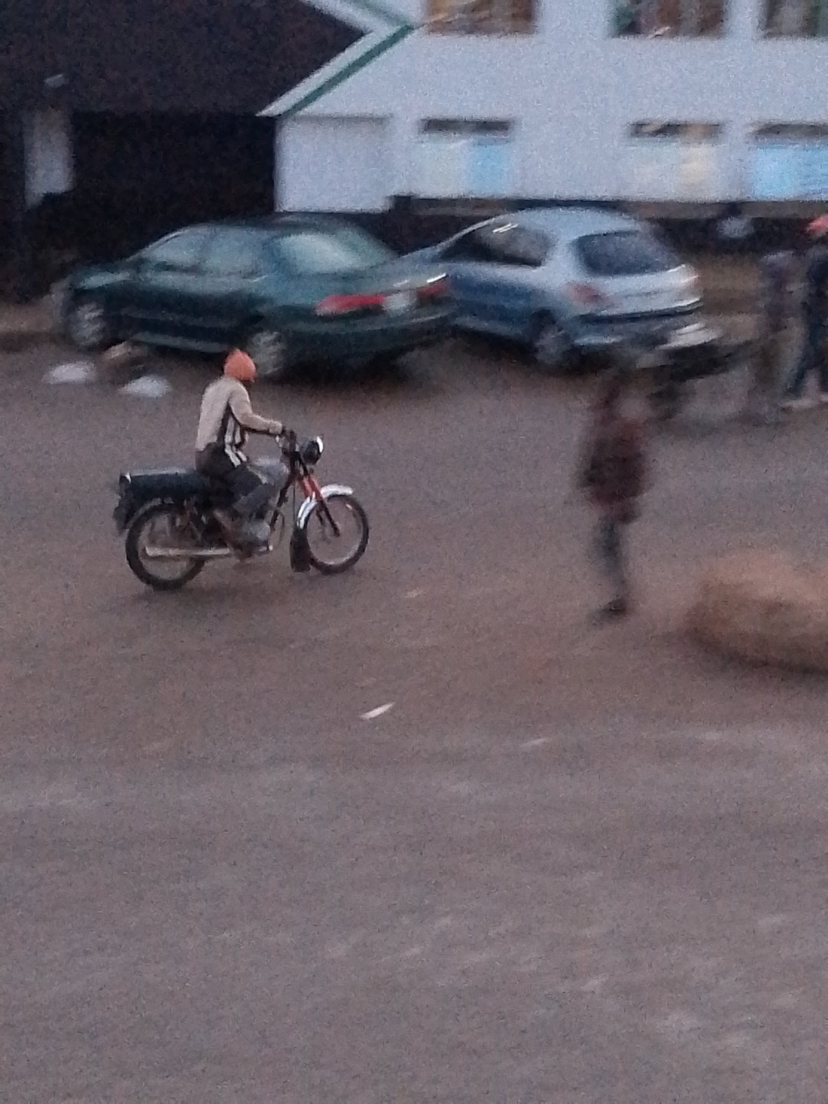Bukuru streets at dusk: commerce, traffic, and twilight