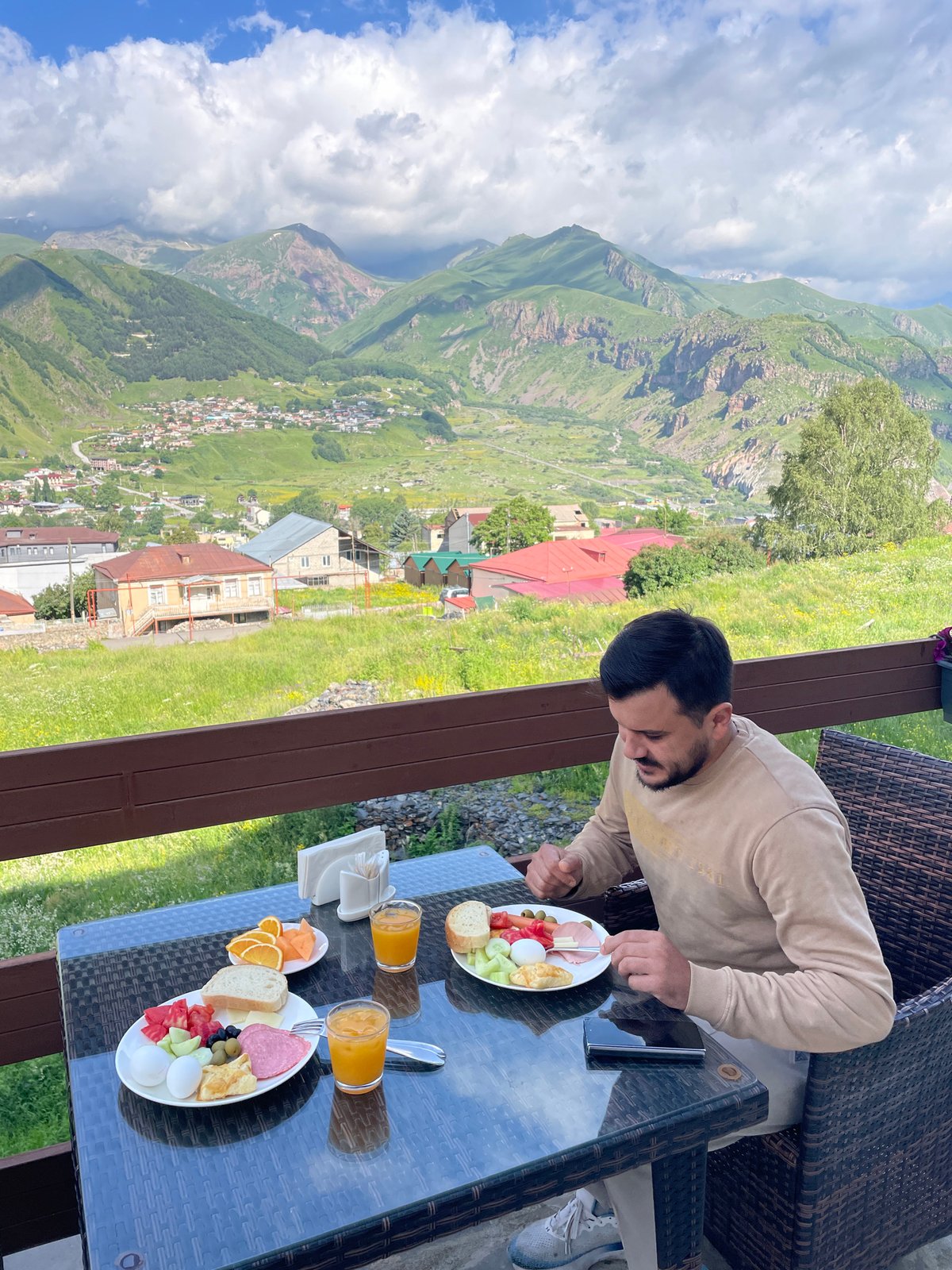 Morning breakfast with a mountain valley view in Stepantsminda