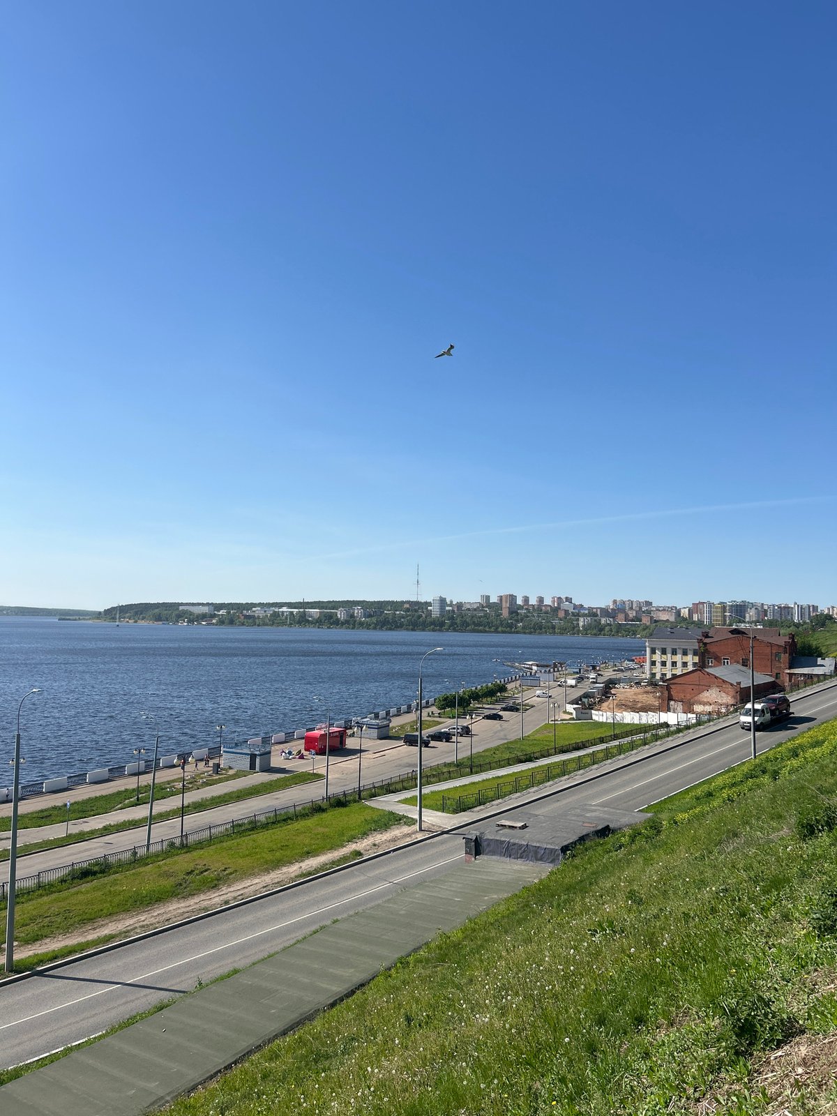 Casual photo tour captures Izhevsk waterfront and urban scenes